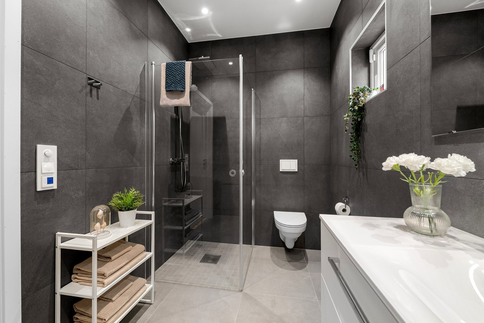 Badet er utstyrt med dusjhjørne med både hånddusj og regndusj, samt vegghengt toalett. Galleribilde
