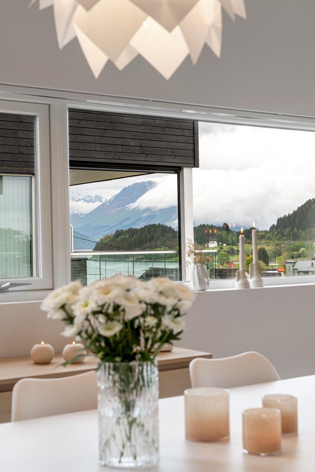 Fra spisebordet kan utsikten mot fjellene nytes. Galleribilde