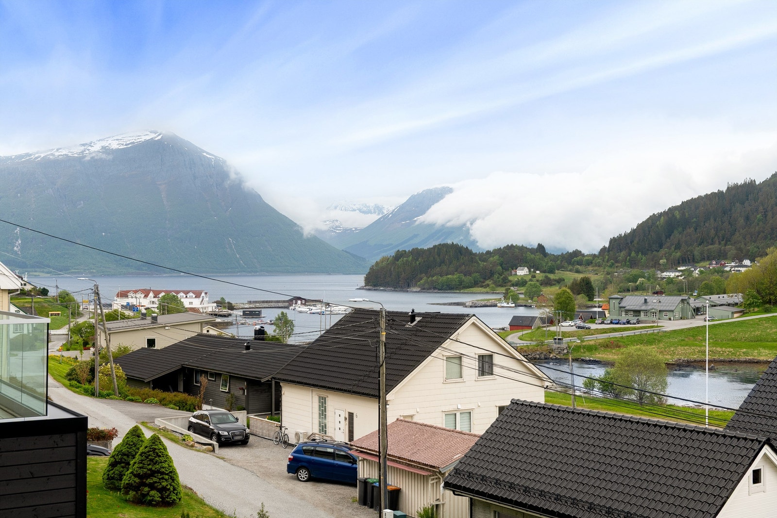 Fra eiendommen er det kort vei til sjøen og flotte turområder. Galleribilde