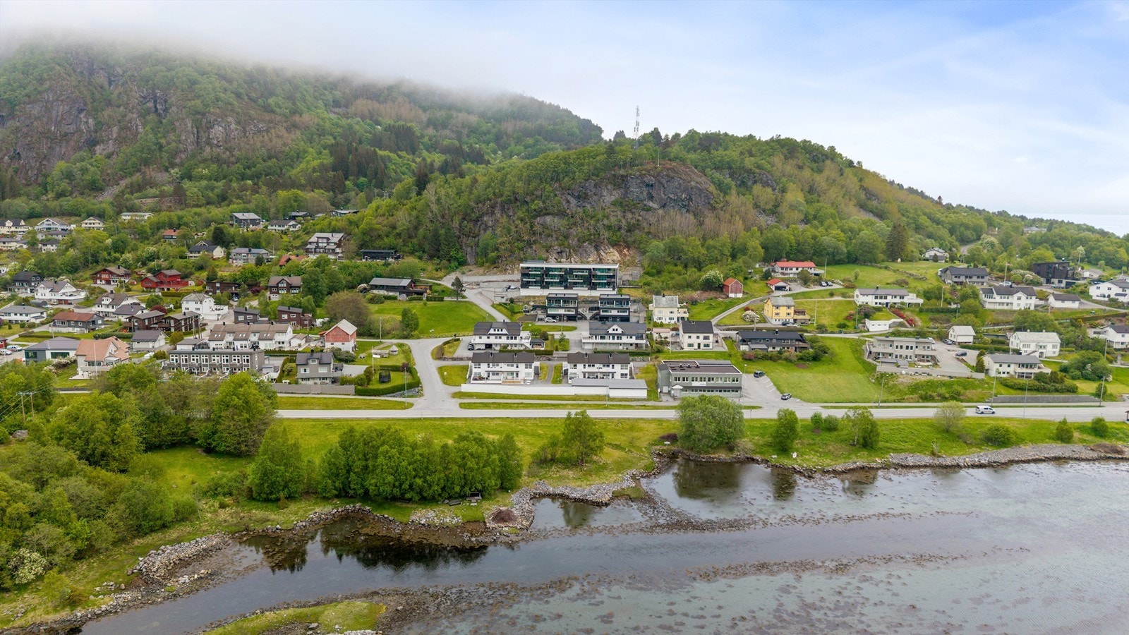 Eiendommen ligger i et attraktivt område med nærhet til både sjø og fjell. Galleribilde