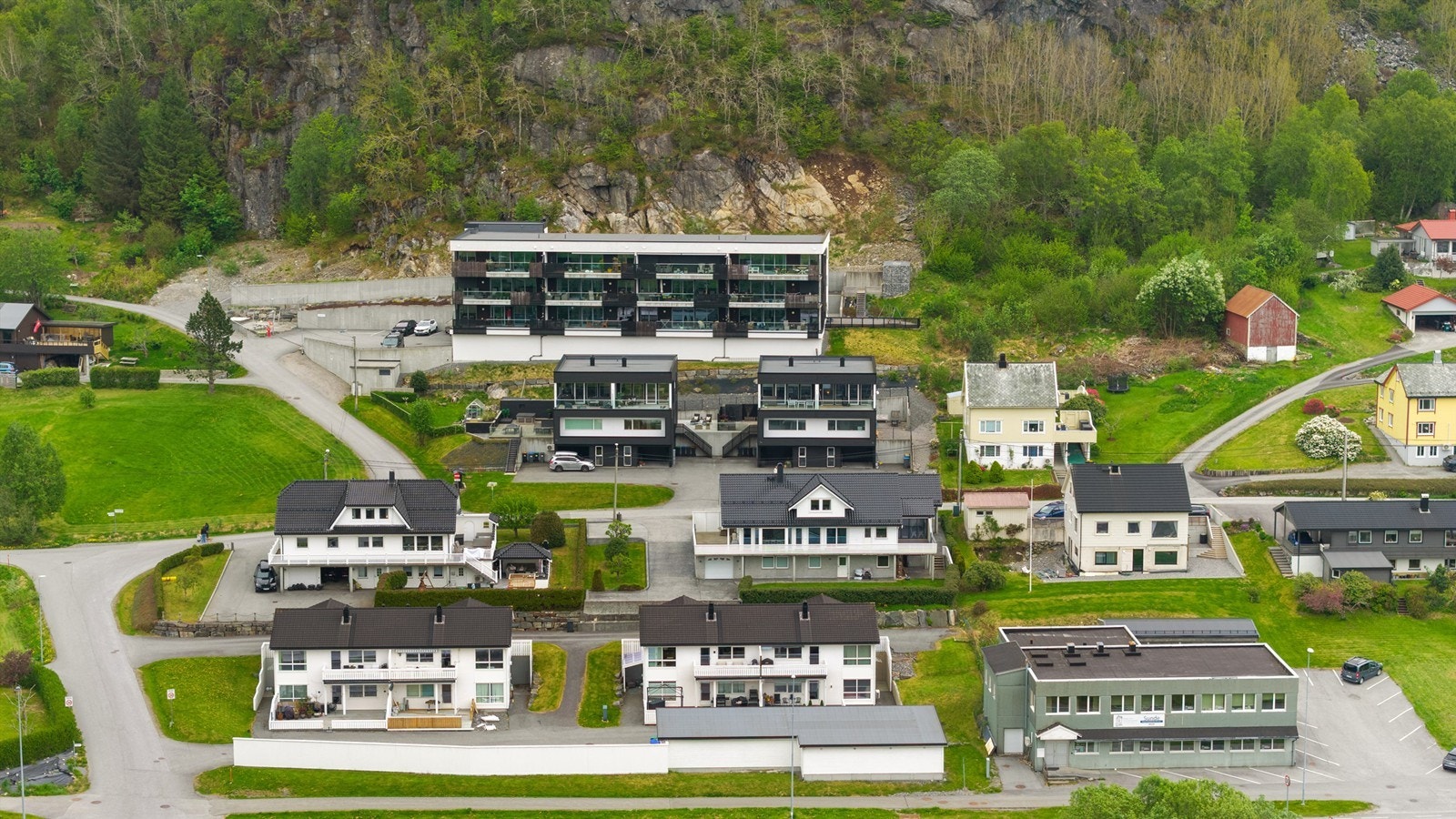 Det er gangavstand til barneskole, barnehager og Sundsmyra kunstgressbane. Galleribilde