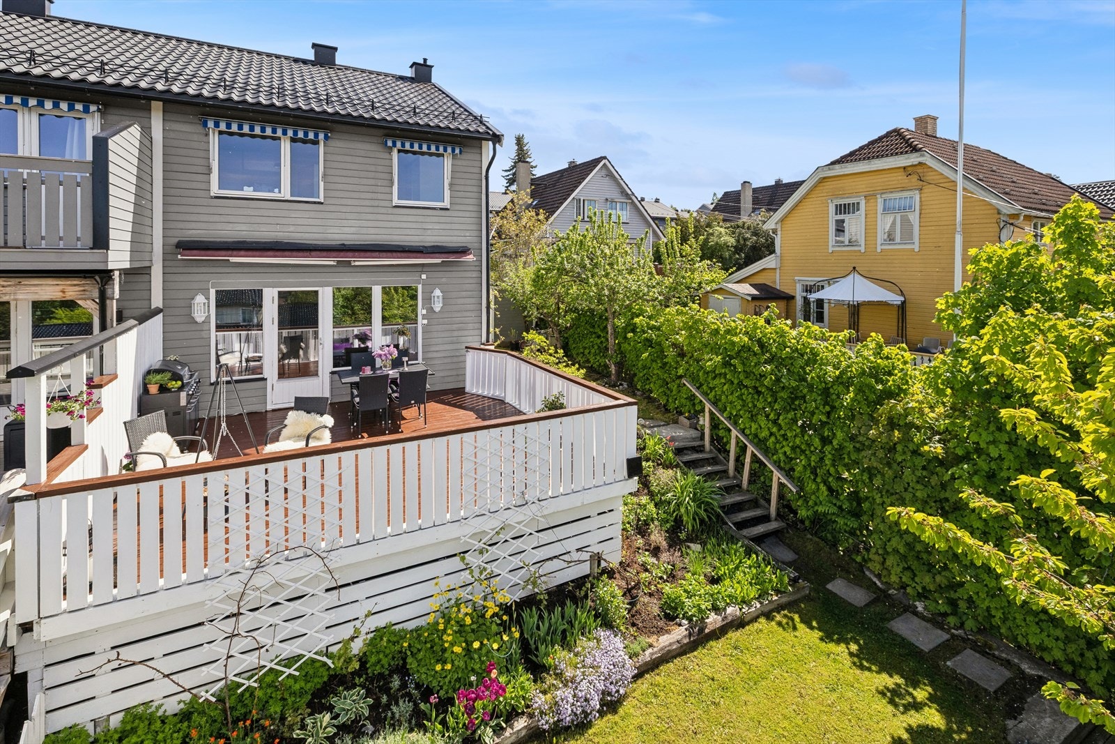 Moderne rekkehus over to plan med flott hage, nydelig utsikt og prima intern beliggenhet. Galleribilde