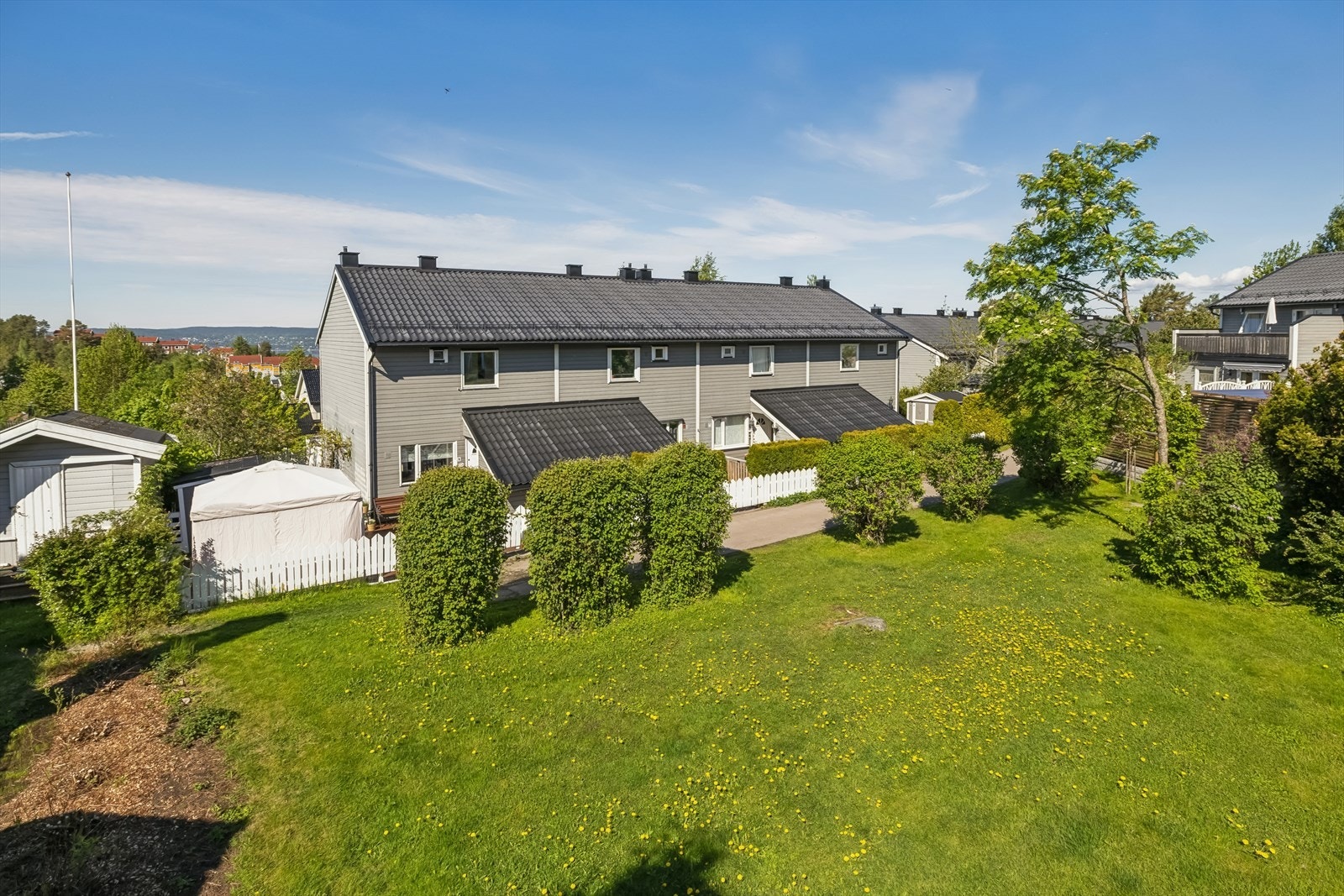 Boligen ligger flott til i barnevennlige og naturskjønne omgivelser. Galleribilde