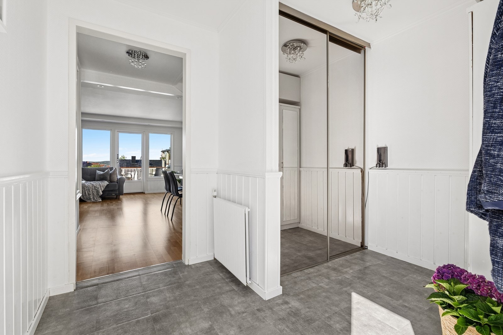 Her er det god plass til å henge fra seg yttertøy og sette fra seg sko i innebygd speilskap med skyvedører. Galleribilde
