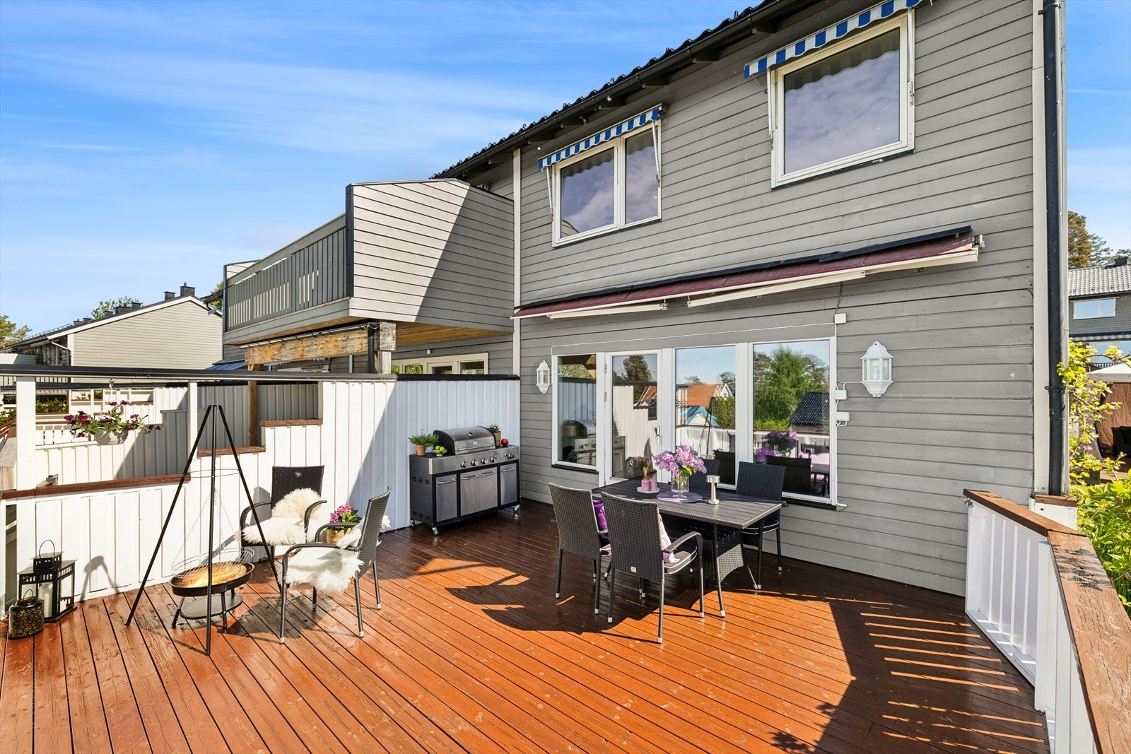 Her kan du nyte varme sommerdager og flotte solnedganger på en skjermet uteplass. Galleribilde