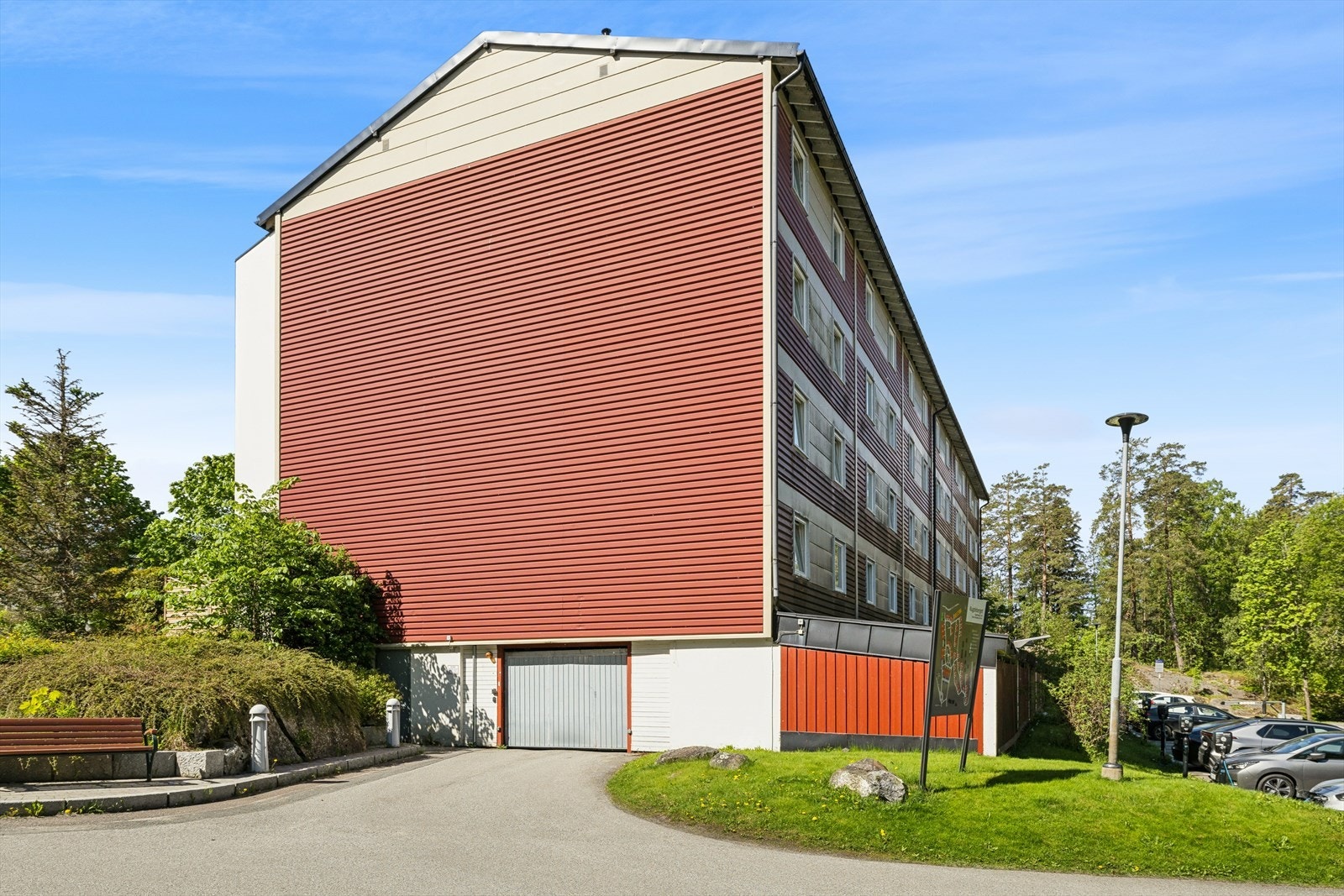 Parkeringsplass i felles garasjeanlegg på ca. 12,5 m² følger andelen. Galleribilde
