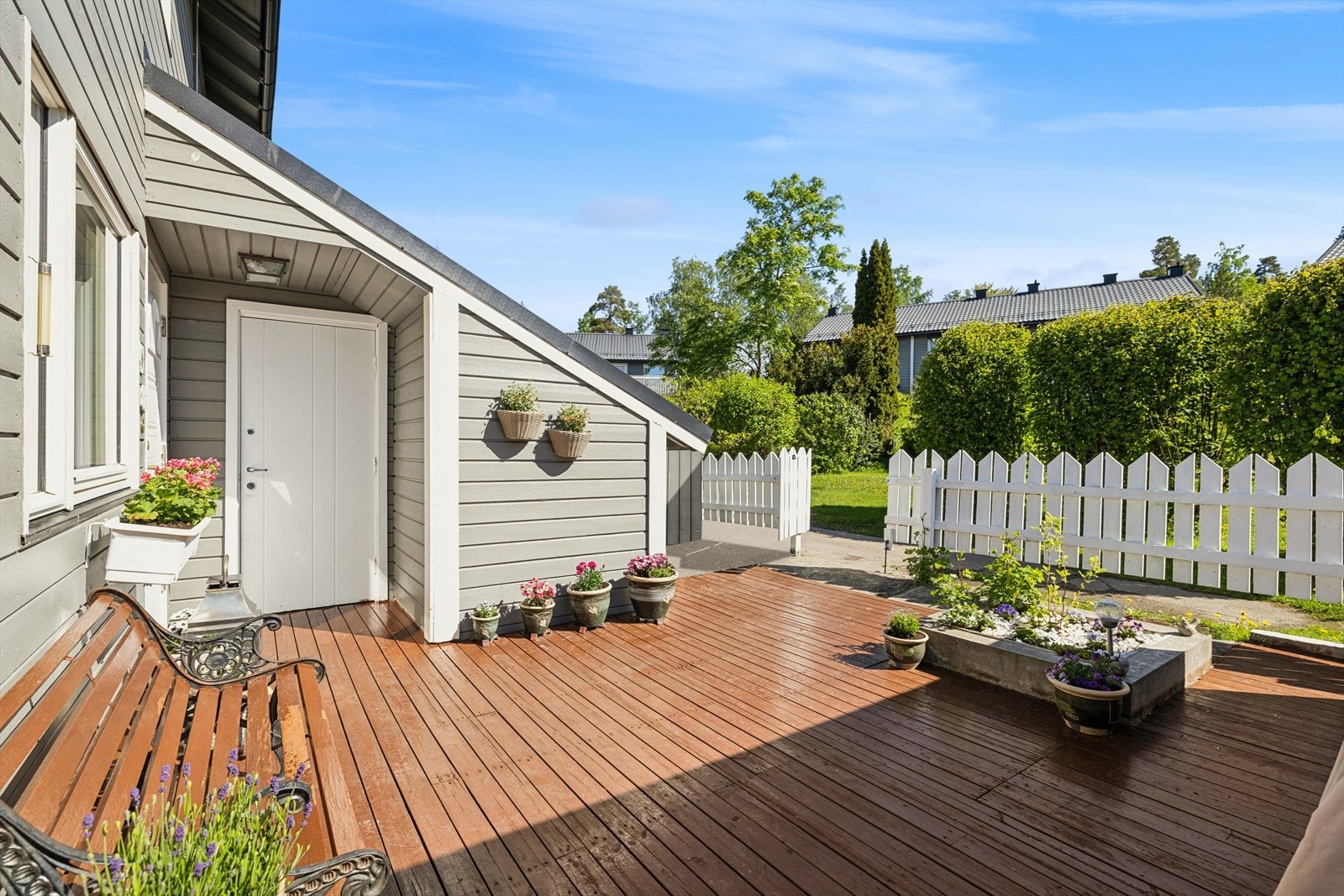 Her er det masse muligheter til å innrede helt etter eget ønske og behov. Det er også en ekstern bod med gulvareal på ca. 6,8 m² (Måleverdig 5,2 m² grunnet skråtak) Galleribilde
