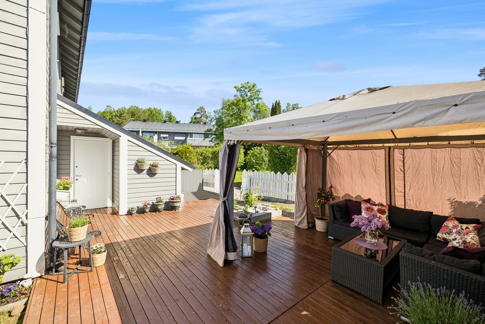 Det er også en stor markterrasse ved boligens inngangsparti på ca. 38 m². Galleribilde