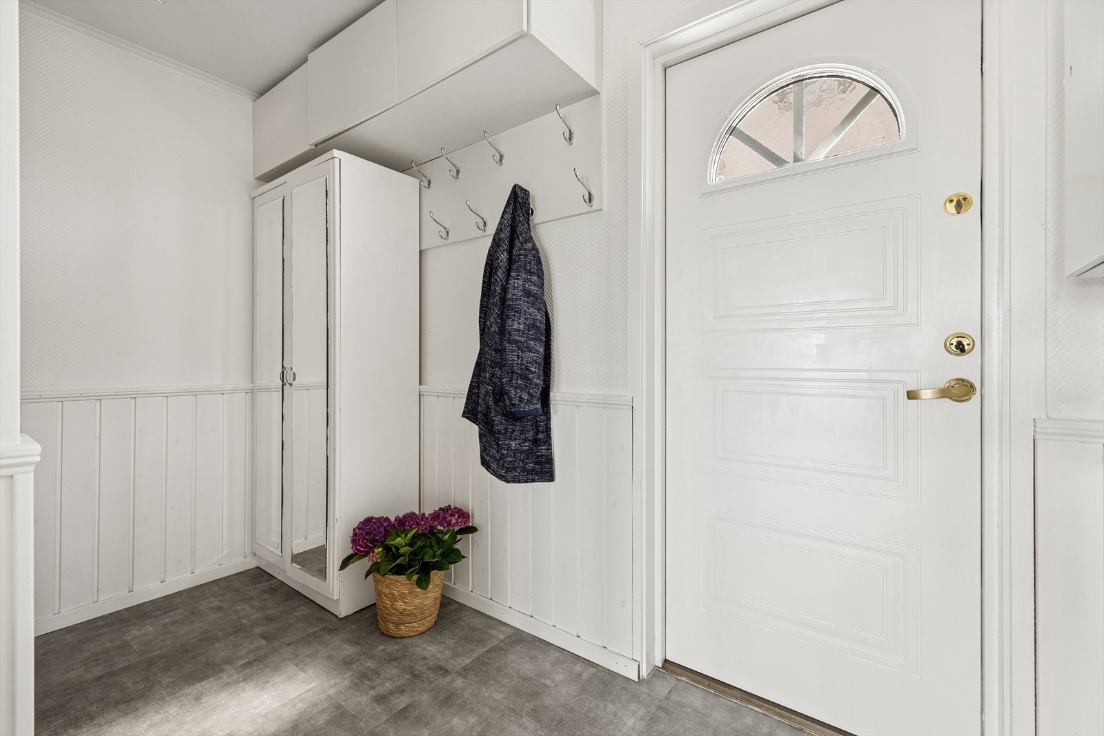Hyggelig entré/gang som ønsker deg velkommen hjem. Galleribilde