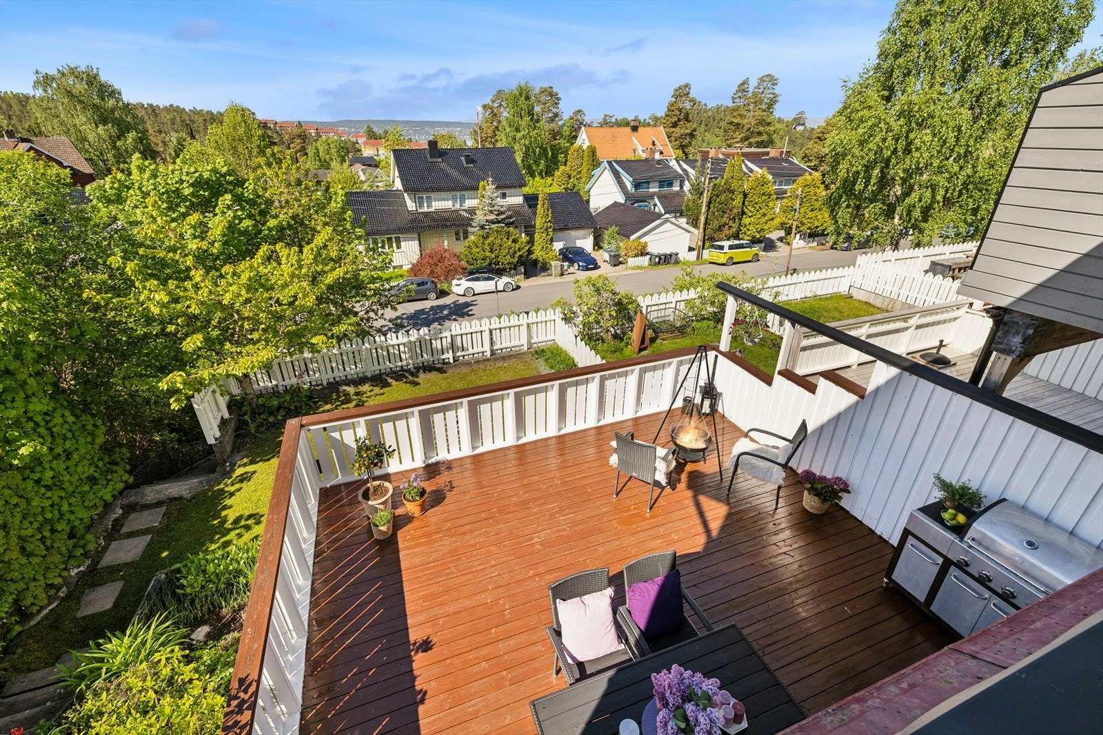 Boligen ligger i et stille og barnevennlig boligområde på Øvre Prinsdal. Boligen er beliggende skjermet i et rolig boligområde med lite trafikk. Galleribilde