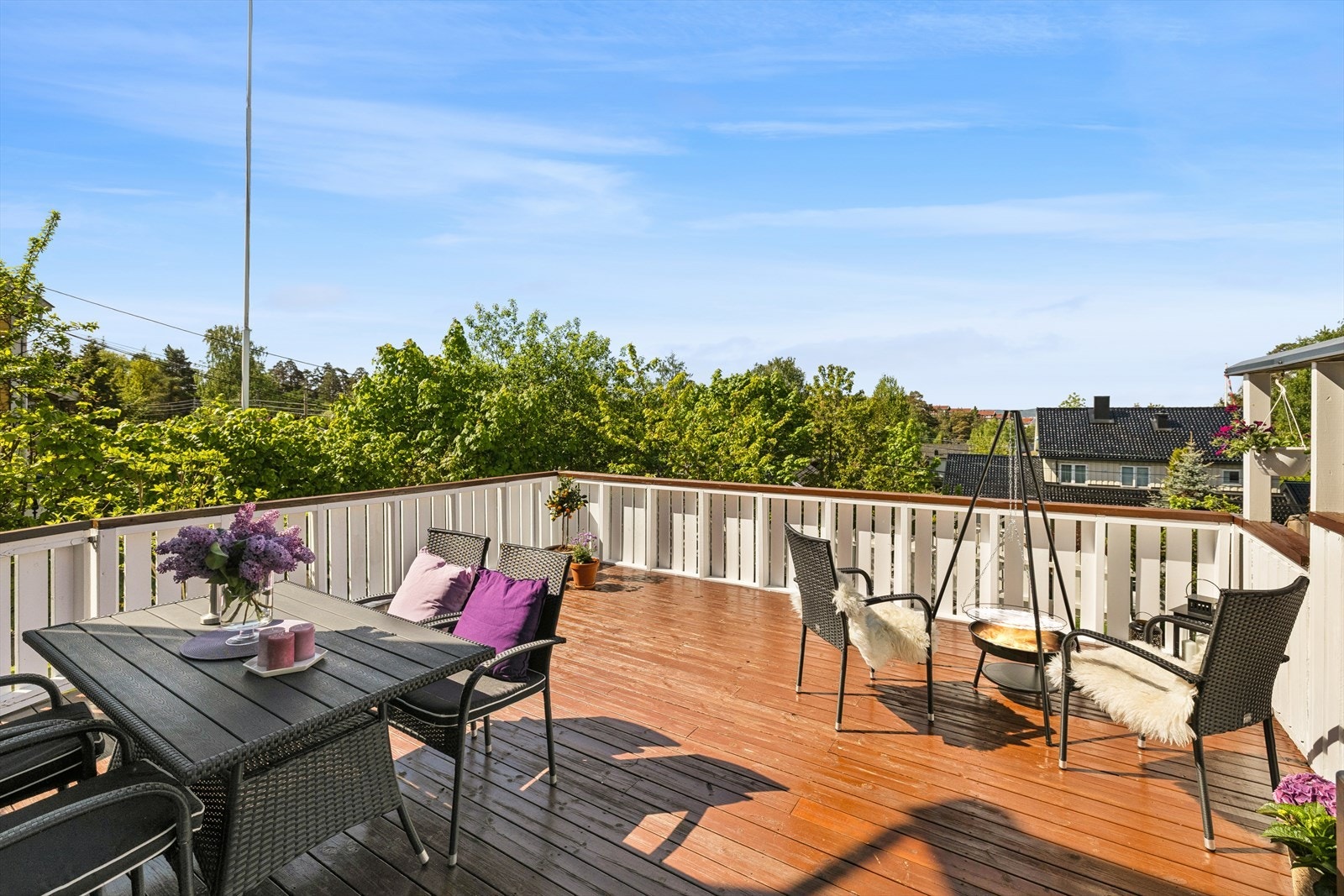 Utgang fra stue til stor og solrik vestvendt terrasse på ca. 28 m². Galleribilde