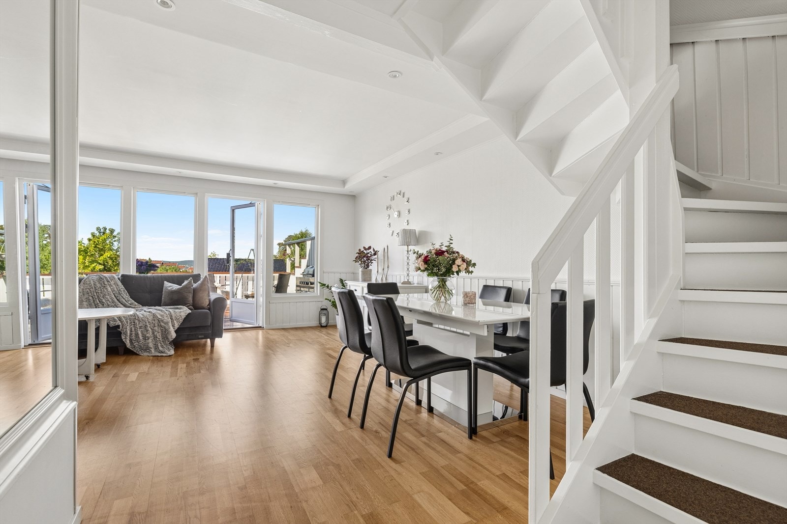 Lys og luftig stue med god plass til sofagruppe med øvrig stuemøblement, samt spisebord. Galleribilde