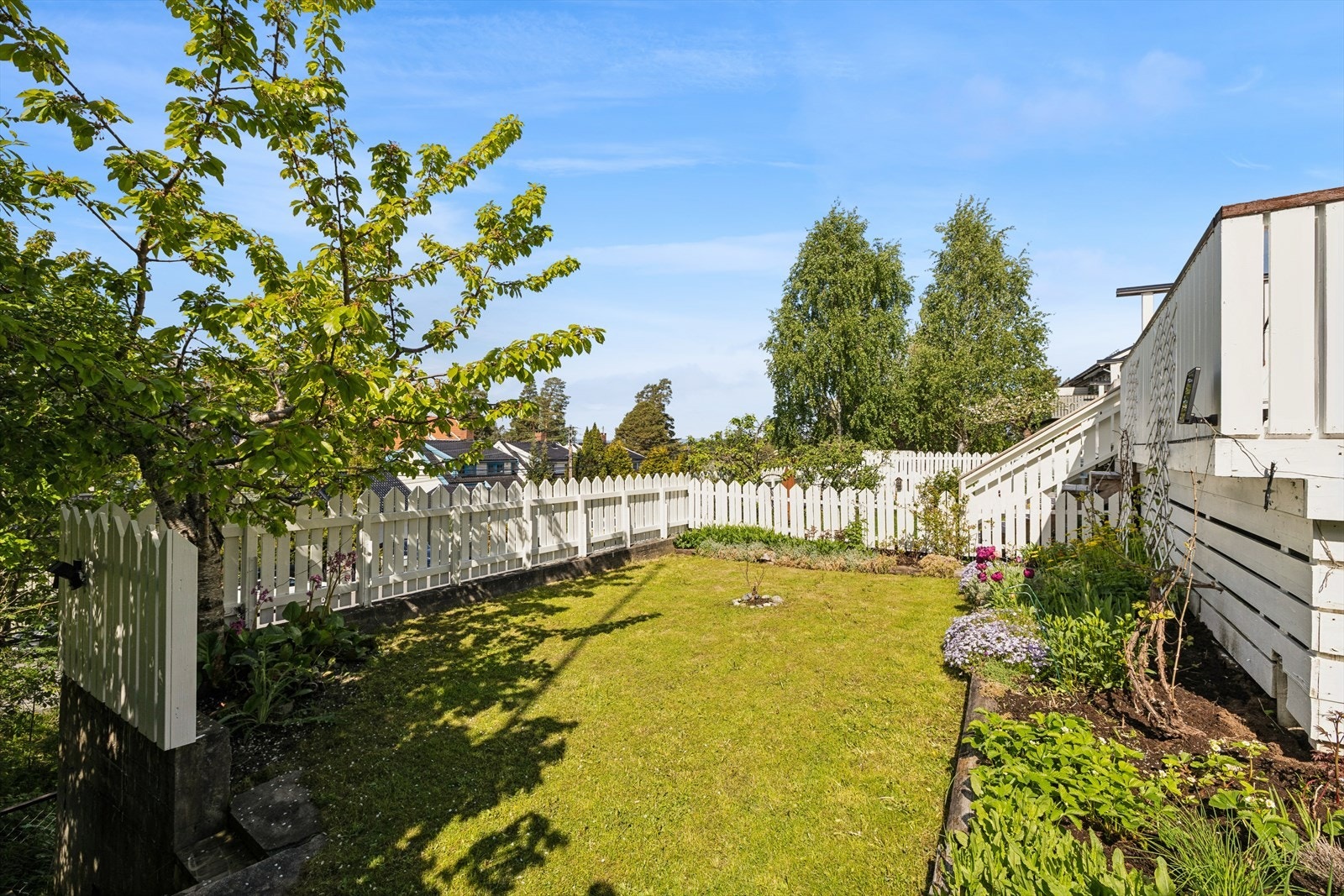 Her får du et frodig uteområde med potensial for hageentusiasten. Galleribilde