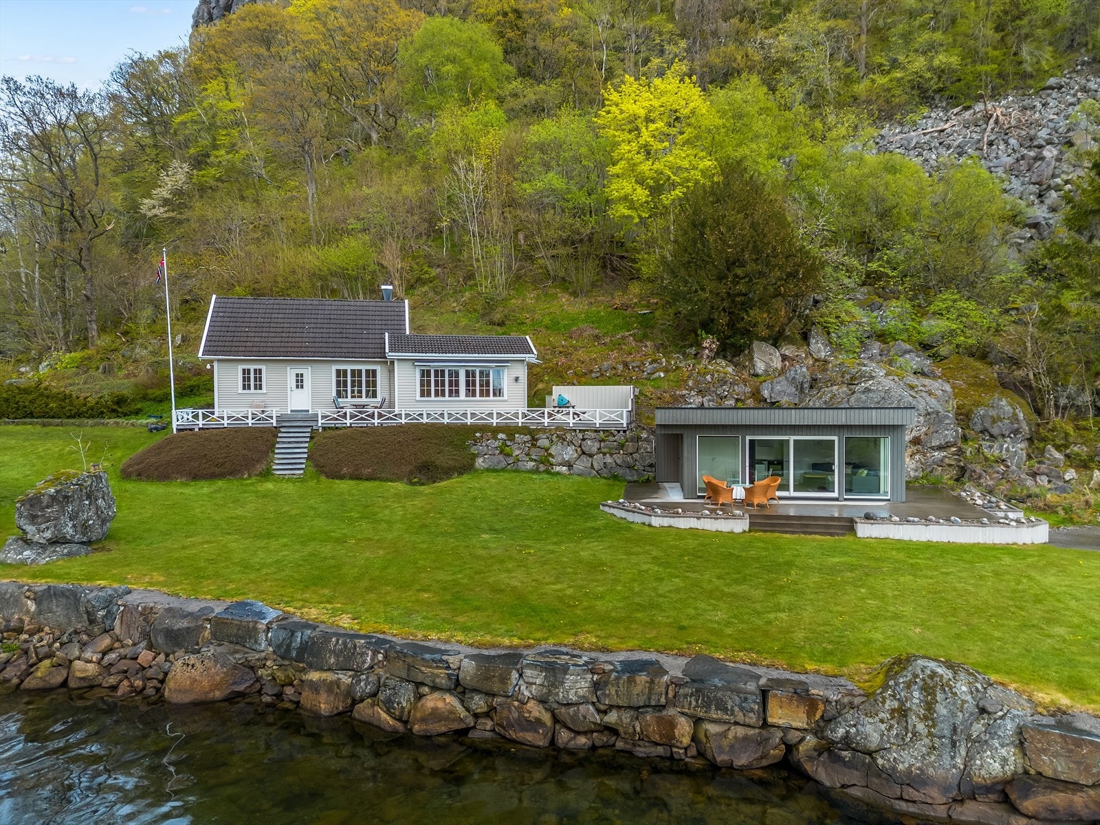 Hele tomten mot havet ble steinsatt og hevet med naturstein i 2021. Galleribilde