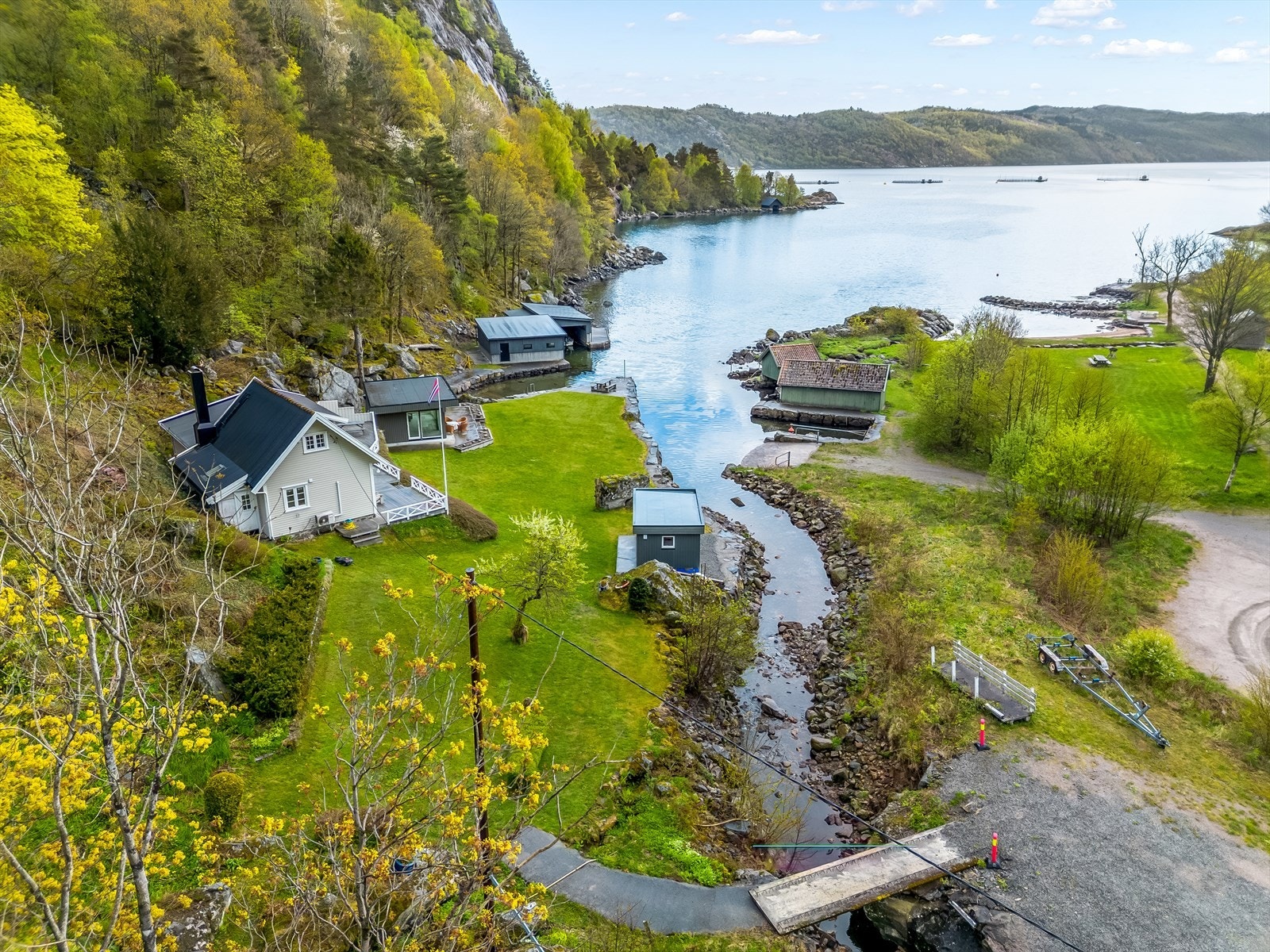 Med Grønsfjorden rett ut har man skjermet adkomst via Spangereidkanalen mot øst og Korshamn i vest. Galleribilde