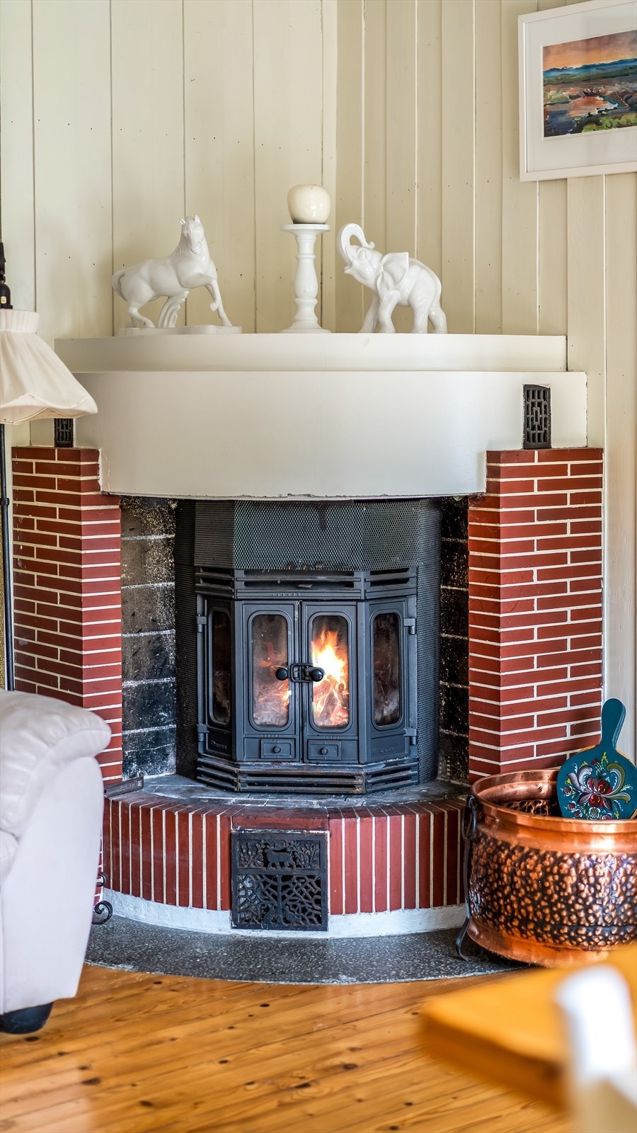 Vedpeisen i mursteinspipen gir ekstra varme og hygge. Pipen fikk nytt beslag i 2021. Galleribilde