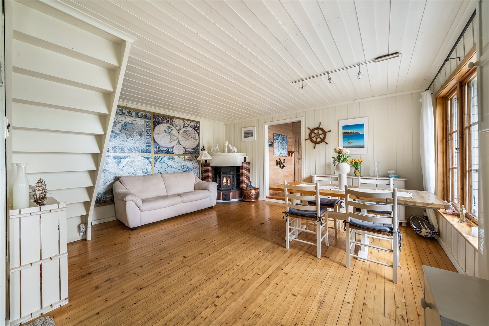 Den romslige stuen har plass til både sofagruppe og spisebord. Galleribilde