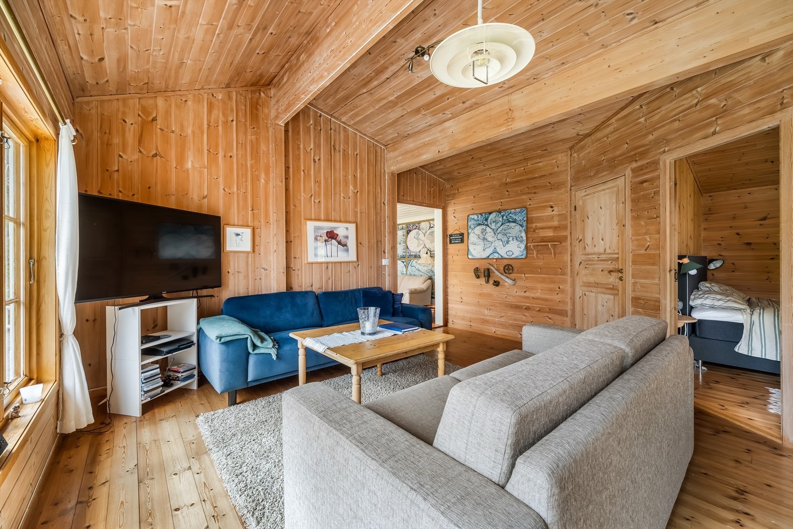 Rommet har gjennomgående trepanel på vegger og i himling, som gir en lun atmosfære. Galleribilde