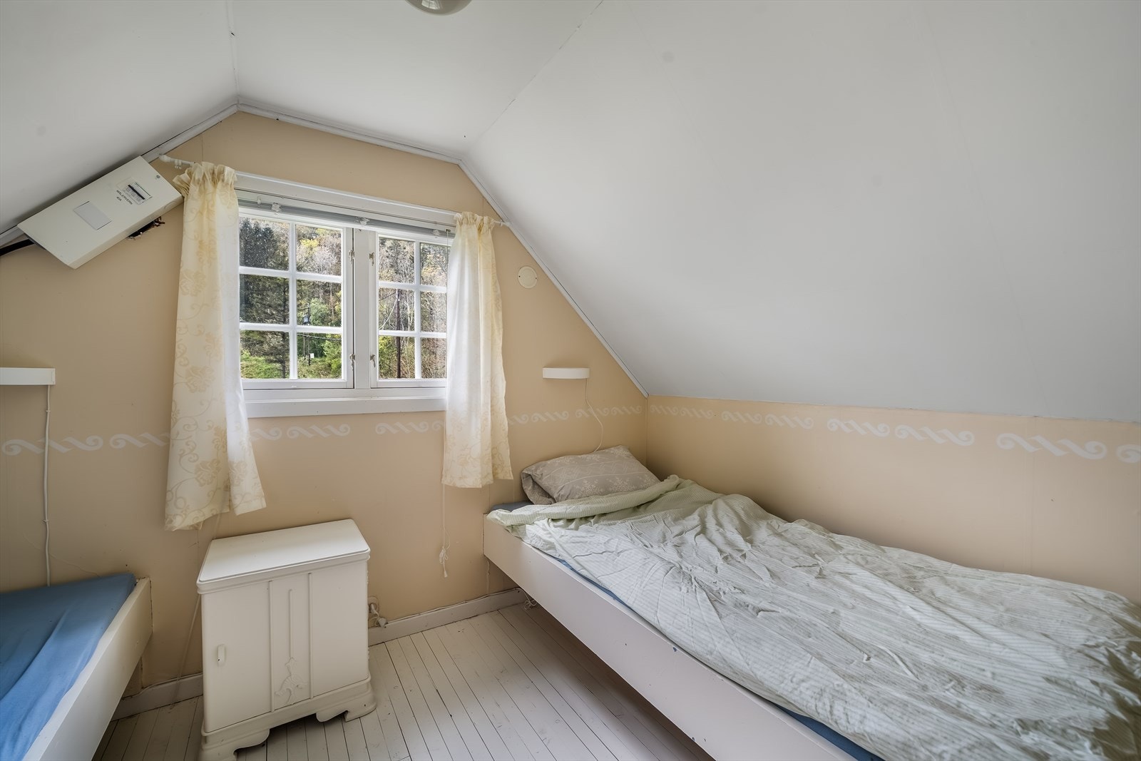 Det ene av to innredede rom på loftet, med plass til sengeplasser. Galleribilde
