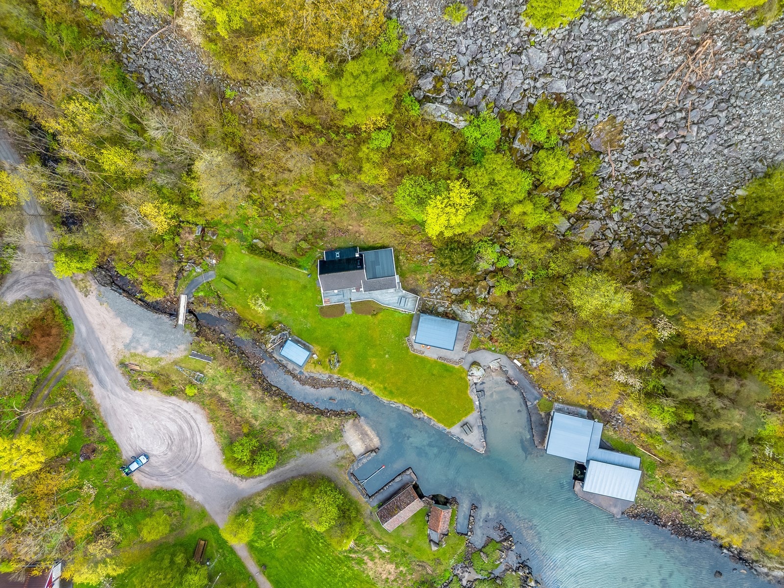 Herfra er det ca. 15 minutters kjøring til Lyngdal sentrum. Galleribilde