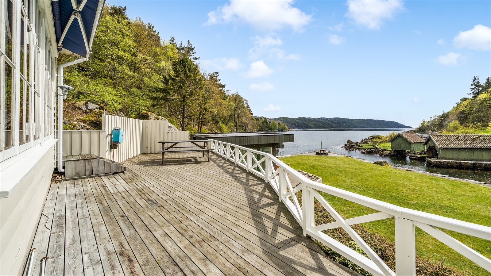 Fra terrassen har man full oversikt over egen strandlinje og båthus. Galleribilde
