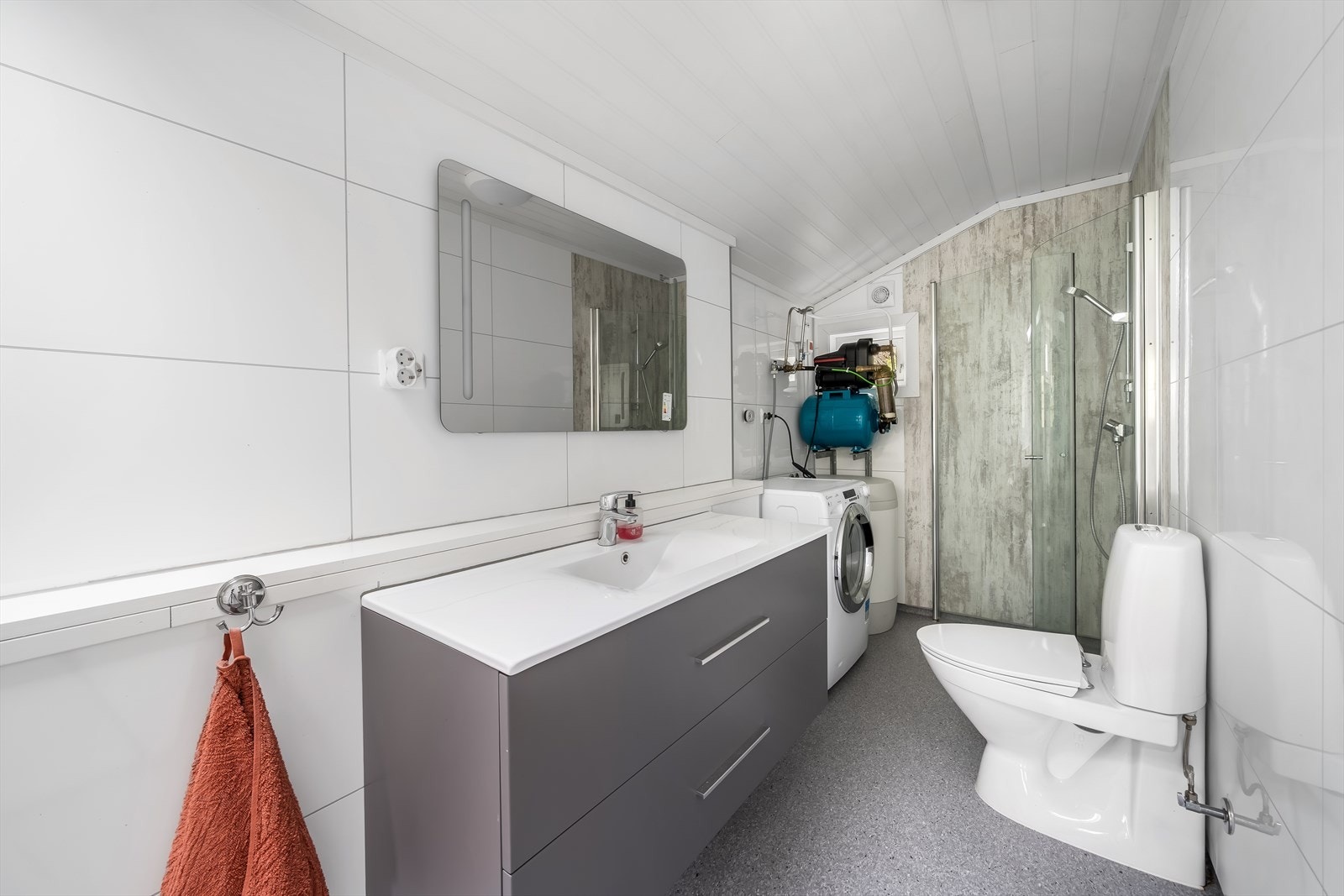 Badet i hovedhytta ble oppgradert i 2021, med blant annet nytt rør-i-rør-system og ny vannpumpe. Galleribilde