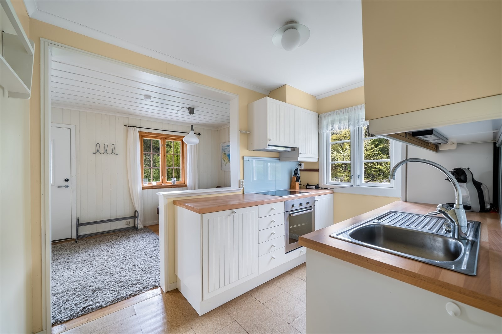 Kjøkkenet har en åpen og sosial forbindelse til stuen. Galleribilde