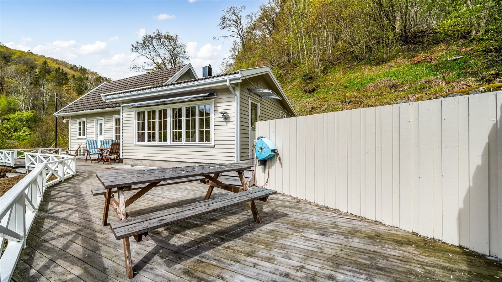 God plass til flere sittegrupper og langbord på terrassen. Galleribilde