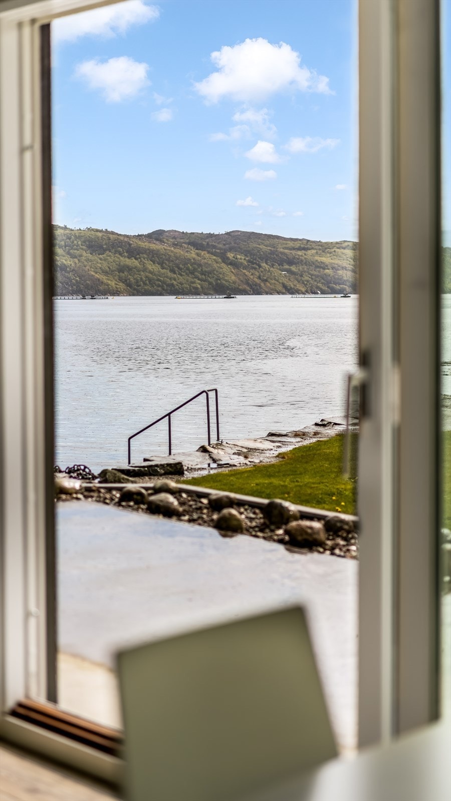 Fra annekset ser man rett ut på sjøen. Galleribilde