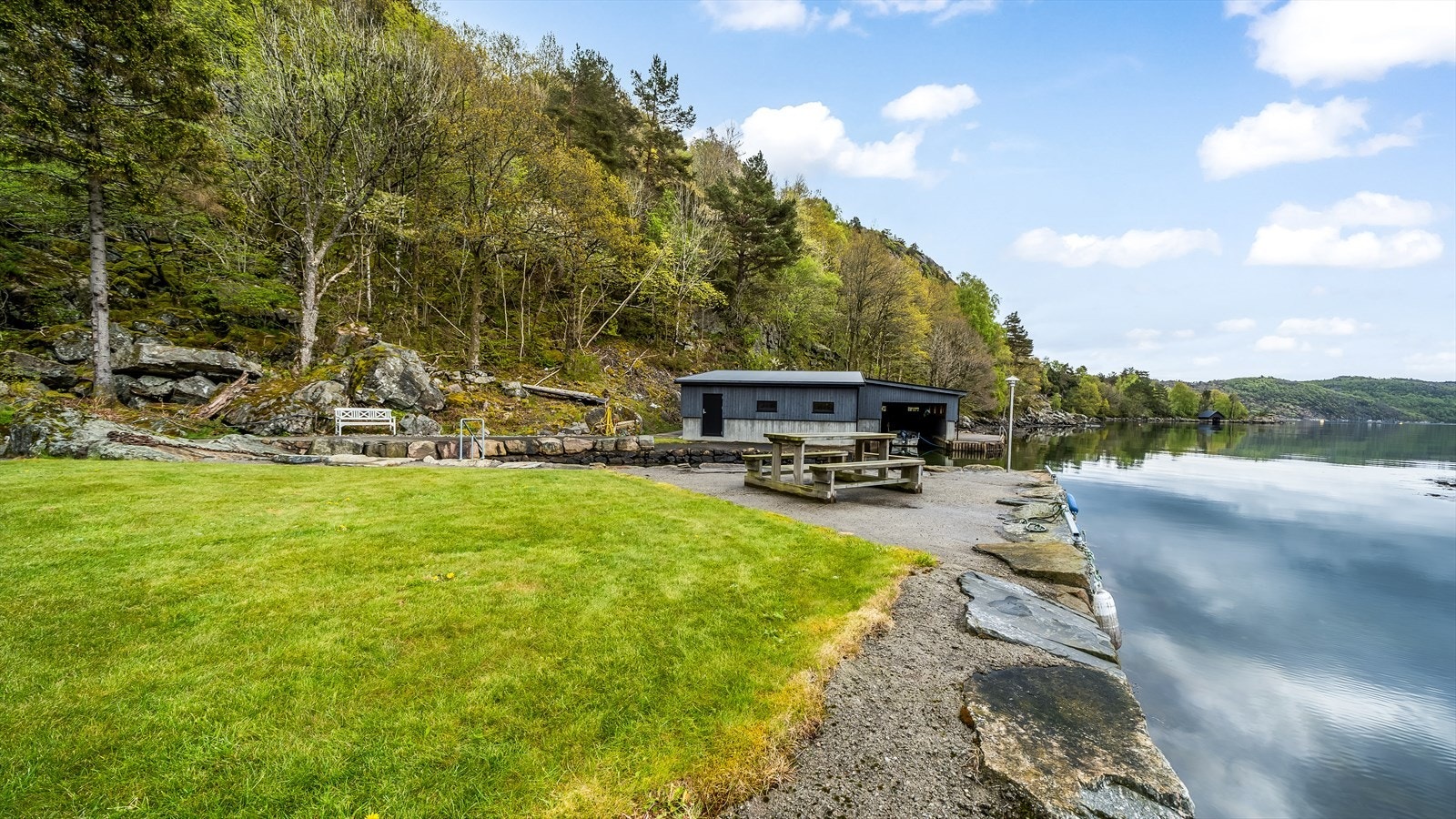 Egen strandlinje med kai og sitteplasser helt nede ved vannkanten. Galleribilde