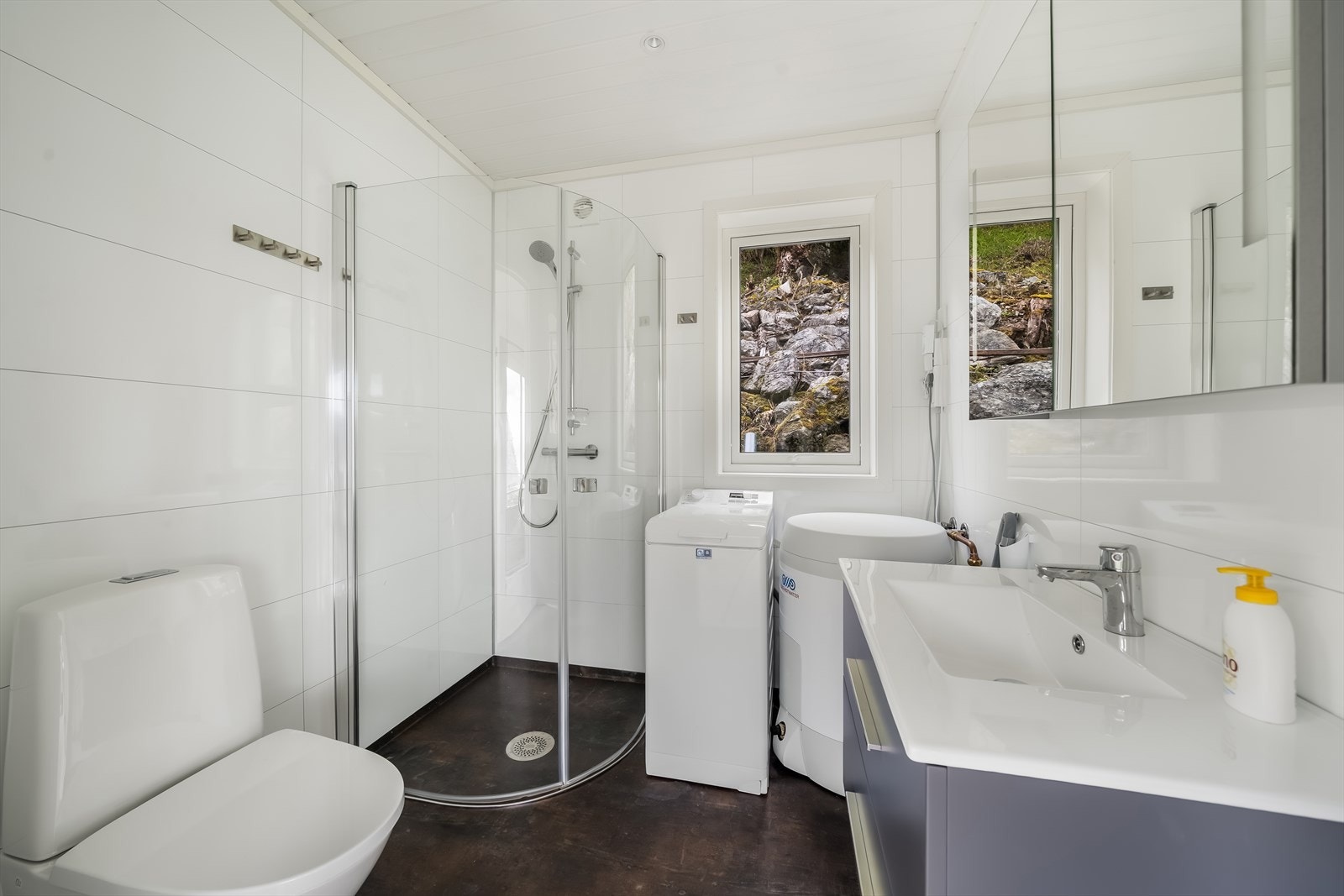 Badet i annekset er utstyrt med dusj, toalett, servant og opplegg for vaskemaskin. Galleribilde