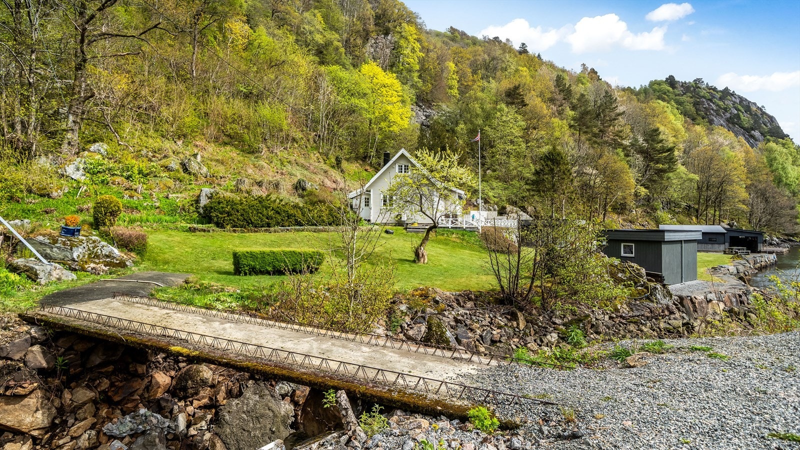 Eiendommen har adkomst via privat vei. Galleribilde
