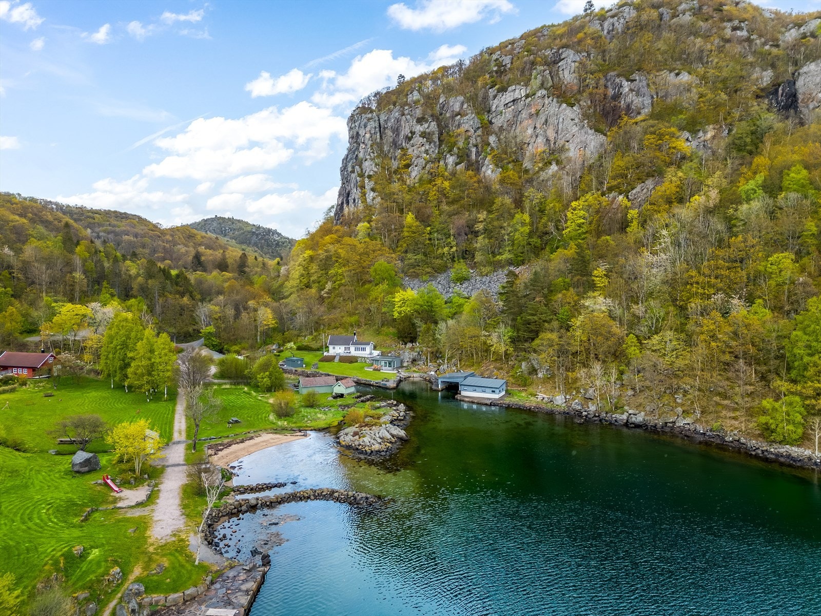 Eiendommen ligger idyllisk til i Epledalen, en populær destinasjon for friluftsliv. Galleribilde