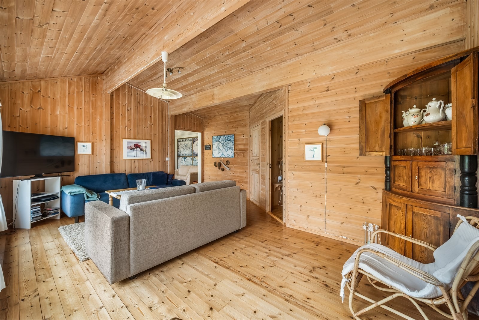 Stuen i tilbygget gir ekstra plass og en rolig sone for avslapning. Galleribilde