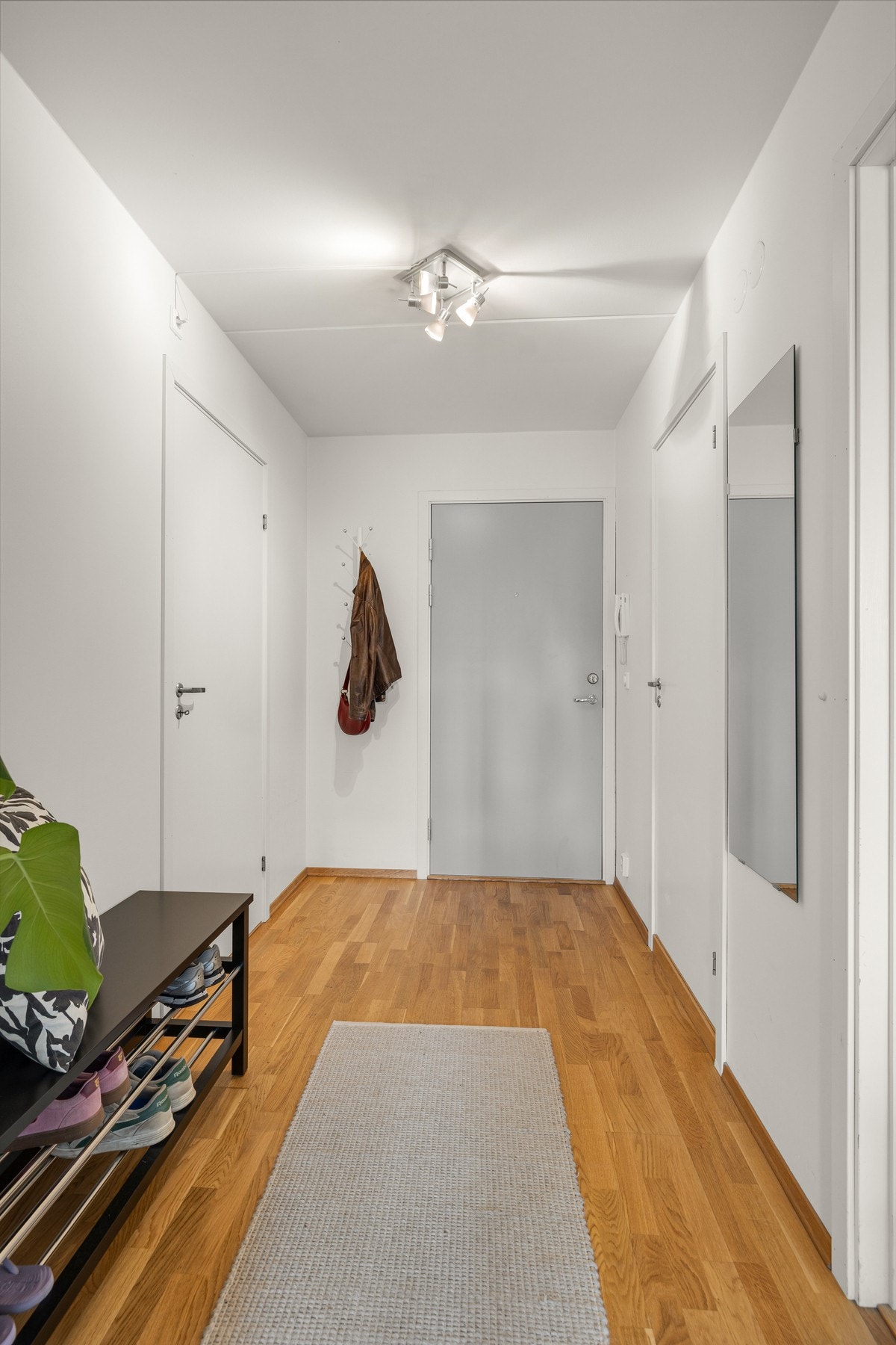 Leiligheten ønsker deg velkommen inn i en romslig og innbydende entré med god plass til oppbevaring av yttertøy og sko. Galleribilde