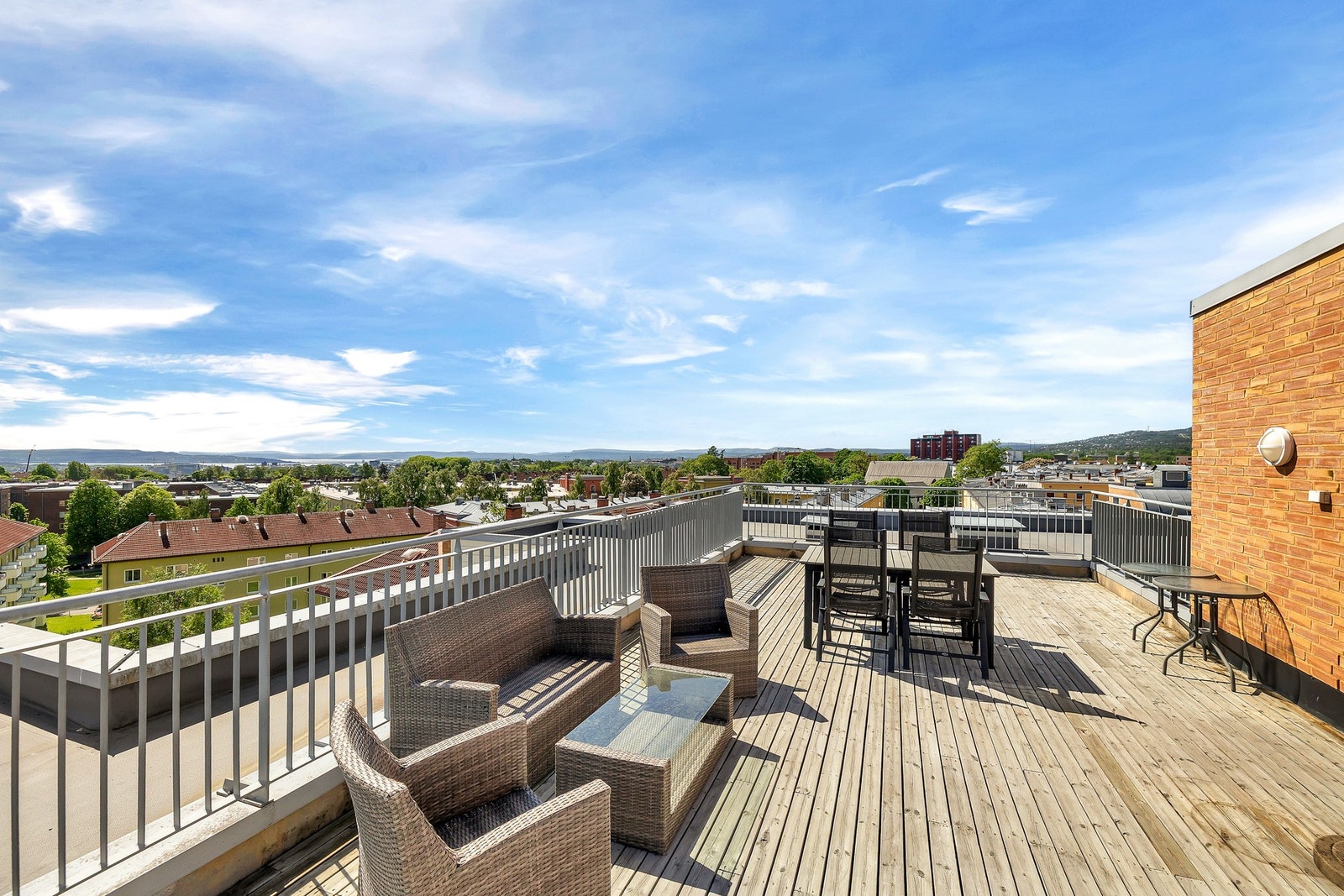 Felles takterrasse med flotte oppholdsarealer ogutsikt over nærområdet. Galleribilde
