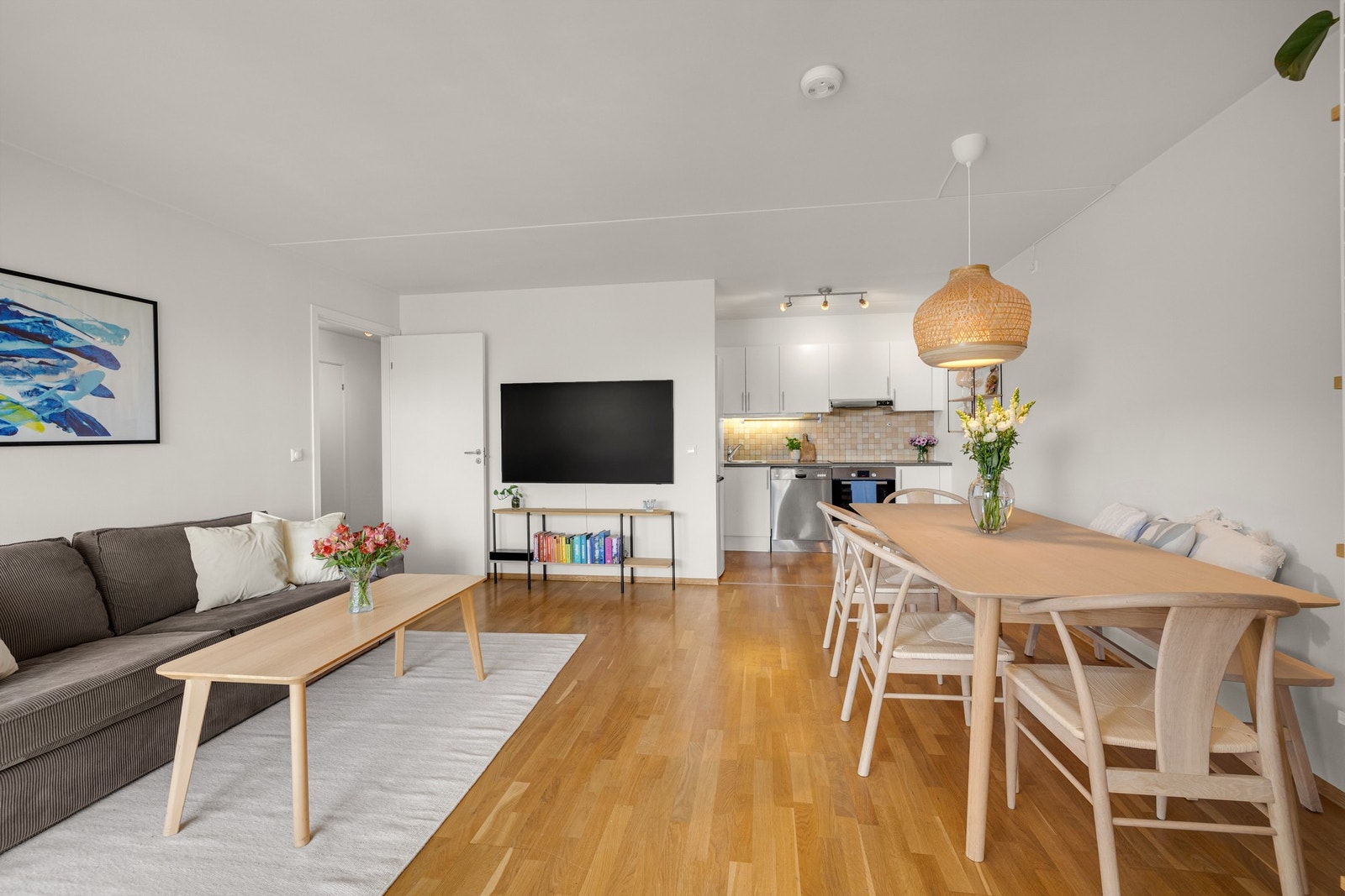 Stuen er leilighetens naturlige samlingspunkt - et lyst og trivelig oppholdsrom med god plass til både sofagruppe, TV-løsning og spisebord. Galleribilde