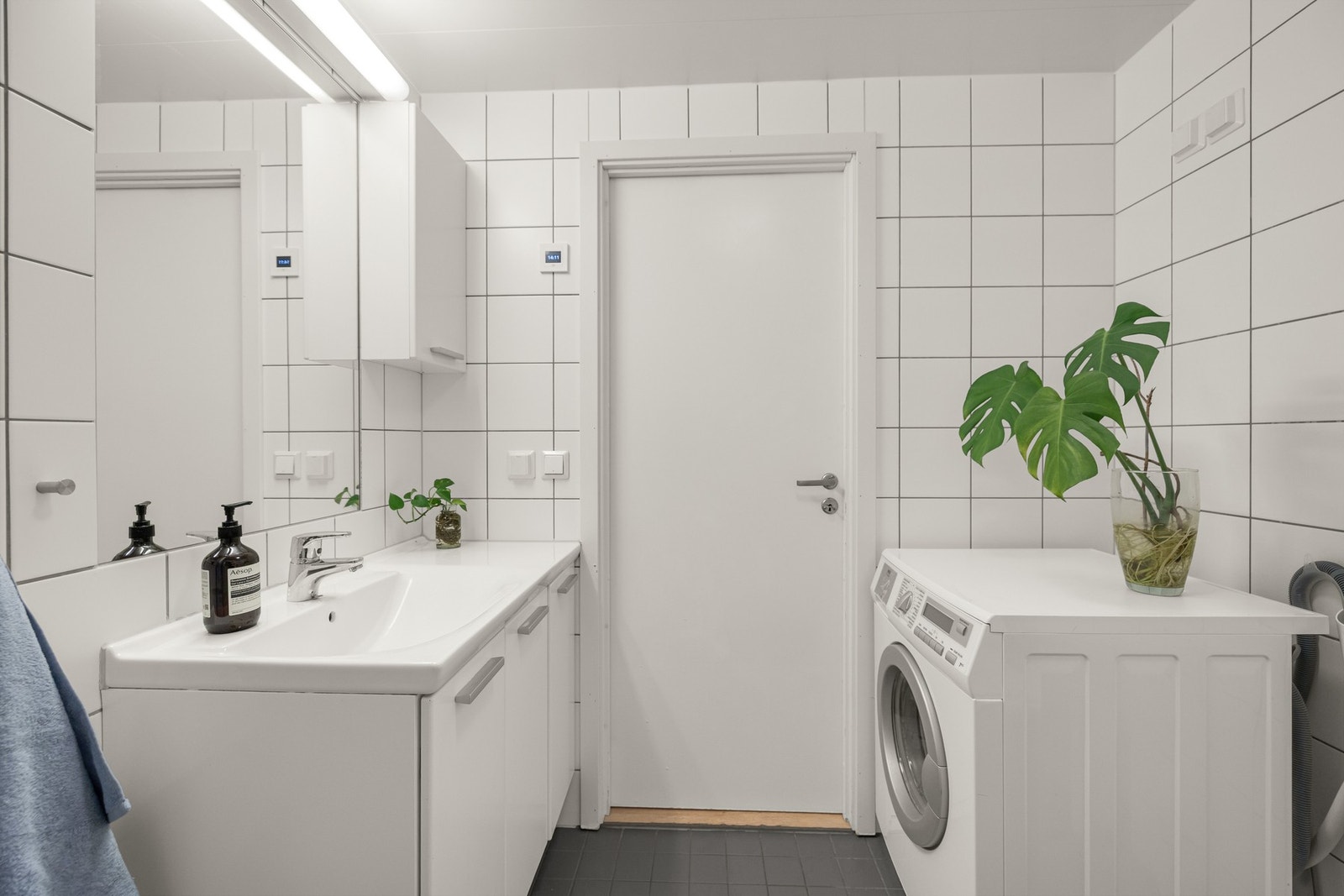 Varmekabler i gulvet sørger for god komfort året rundt, og mekanisk ventilasjon bidrar til et godt inneklima. Galleribilde