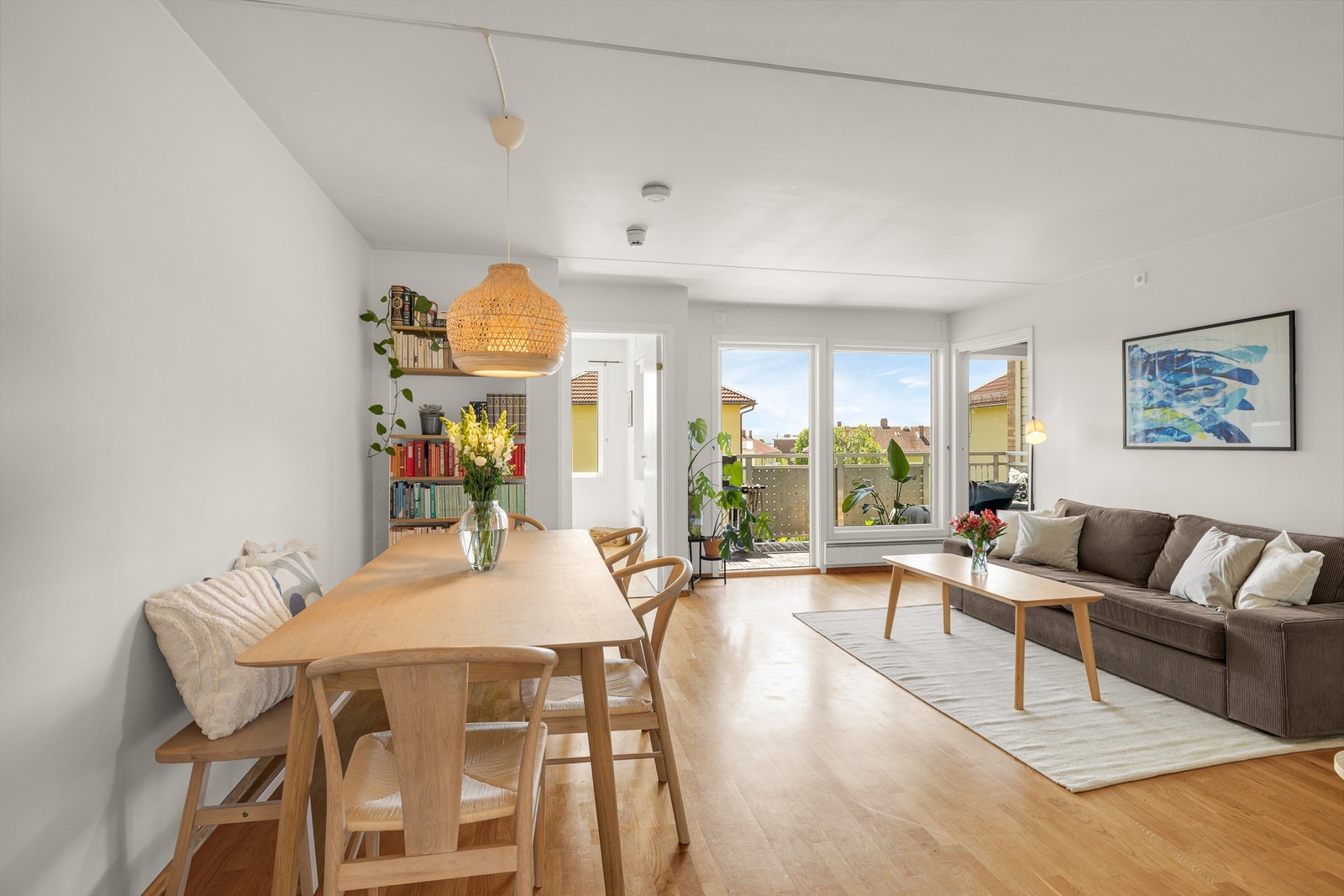De store vindusflatene sørger for rikelig med naturlig lys, og den åpne forbindelsen mot kjøkkenet gir en sosial og luftig romfølelse. Galleribilde