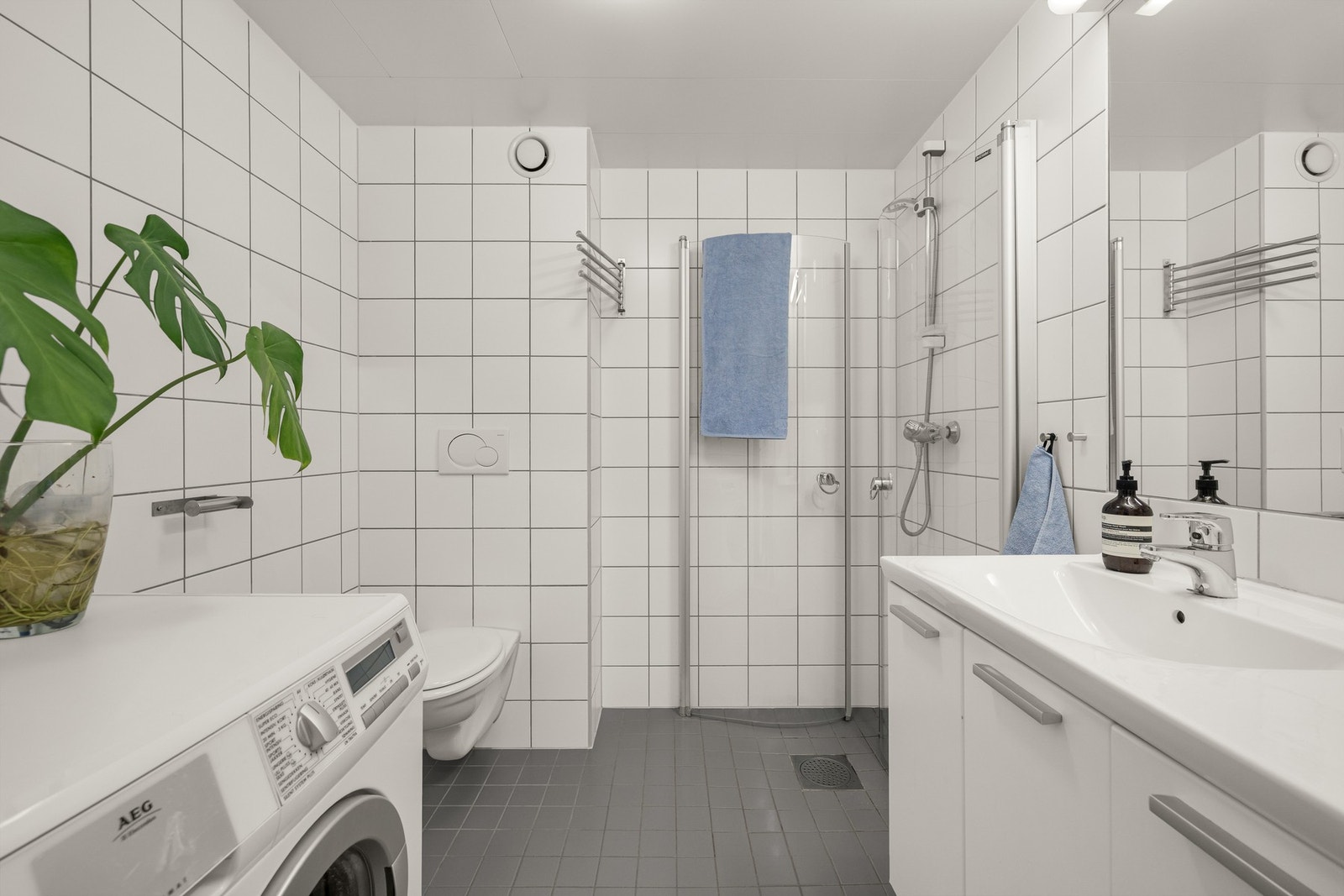 Badet fra byggeåret med flislagte vegger og gulv, og har en praktisk og funksjonell utforming. Galleribilde