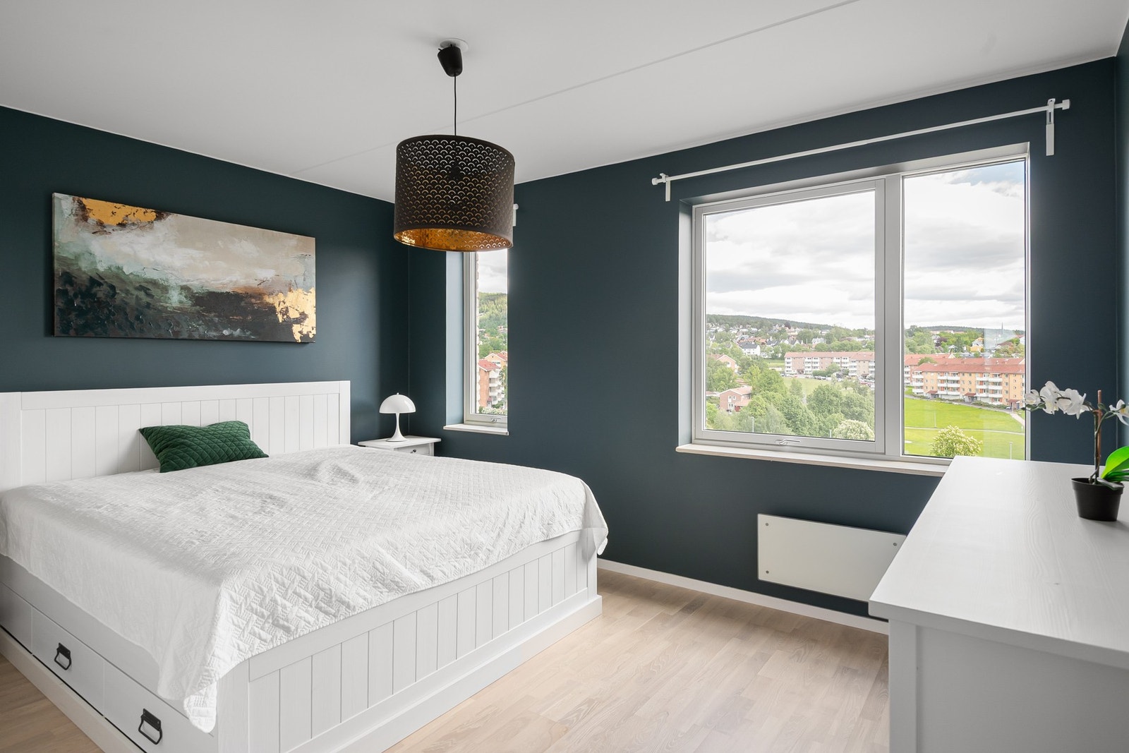 Leiligheten har et lyst og innbydende hovedsoverom av god størrelse. Galleribilde