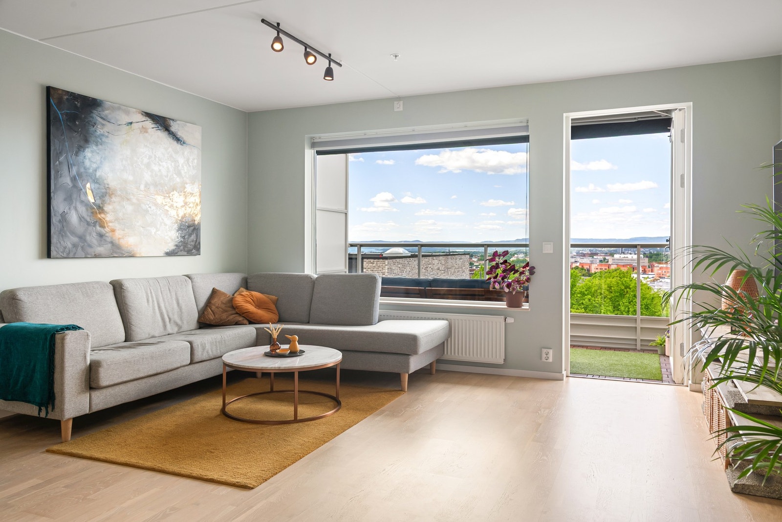 Beliggenheten i høyden med store vinduer sørger for rikelig med naturlig lys og fantastisk flott utsikt over byen og fjorden! Galleribilde