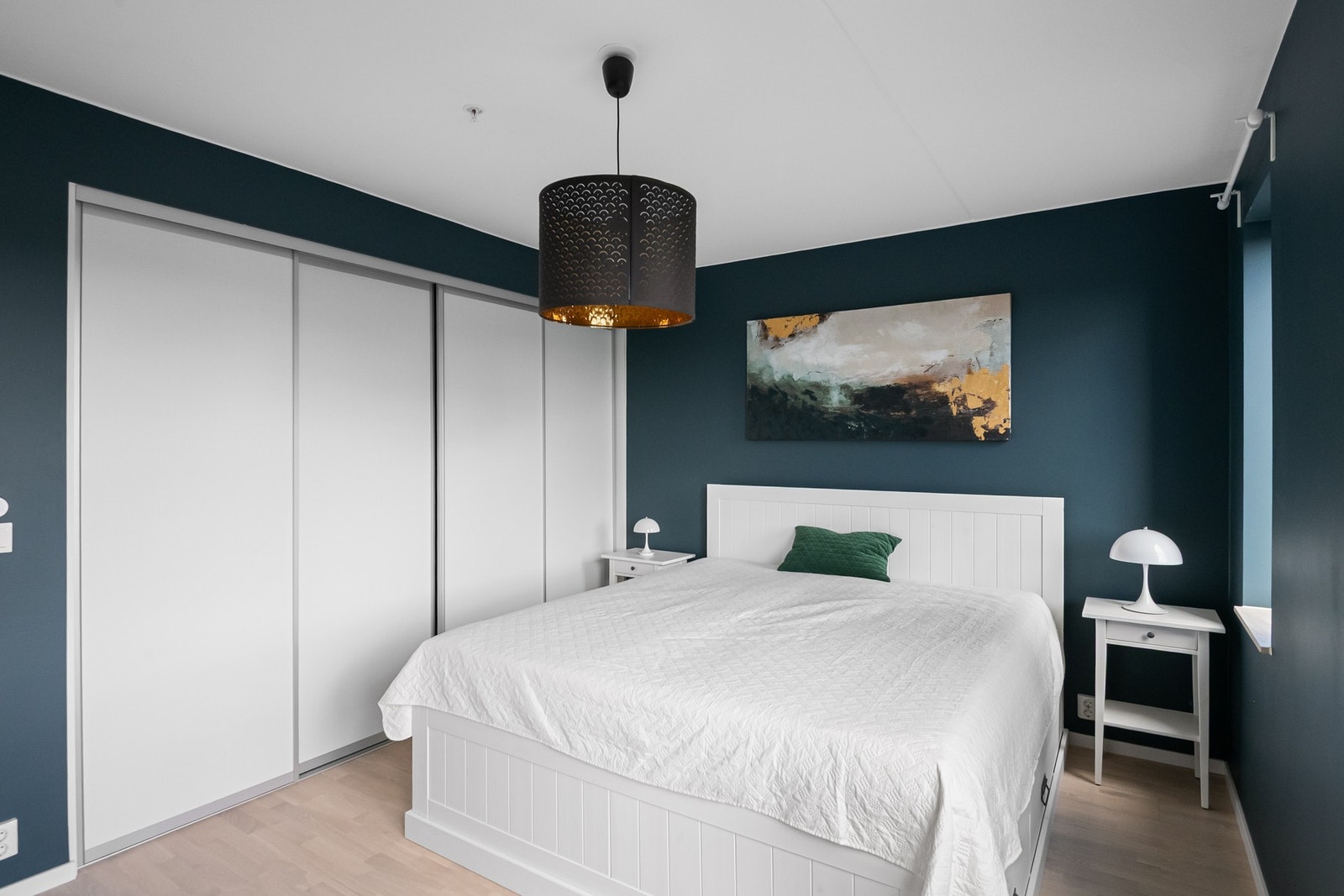 På soverommet er det naturlig plass til stor dobbeltseng med tilhørende nattbord. Rikelig med oppbevaringsplass i stor plassbygget skyvedørsgarderobe. Galleribilde
