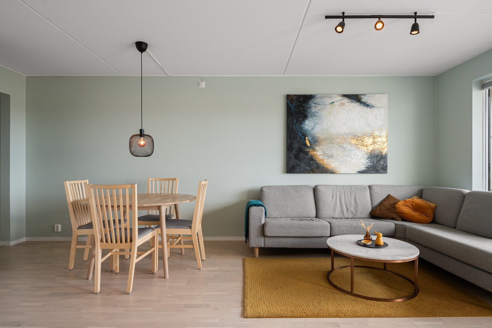 Leiligheten ligger i byggets 8. etasje med heis, og har en gjennomgående og god planløsning med åpen stue- og kjøkkenløsning, 3 soverom, bod/garderobe, baderom og ekstra toalettrom. Galleribilde