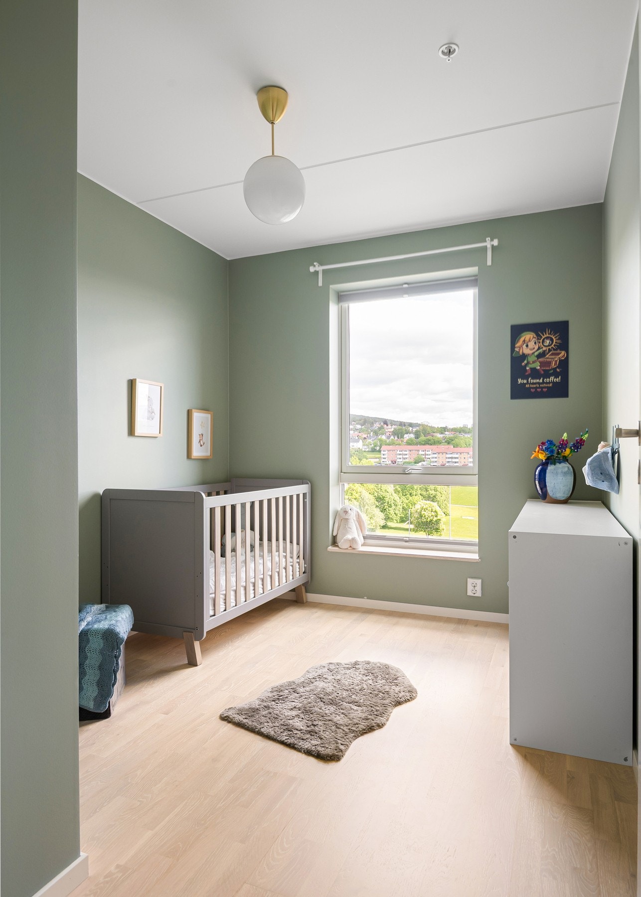 Soverom 2 er et lyst og fint rom som i dag er innredet som et hyggelig barnerom. Galleribilde