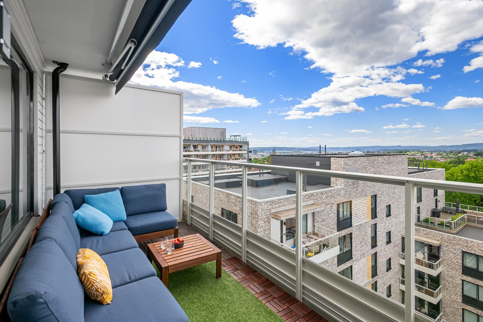 Fra stuen har du utgang til en solrik vestvendt balkong på 10m² som er perfekt på varme sommerdager. Galleribilde