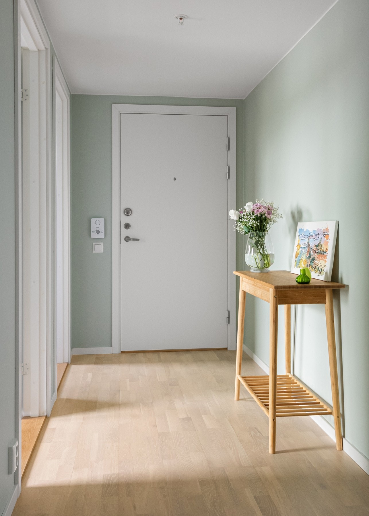 Montert porttelefon på vegg ved inngangsdøren. Galleribilde