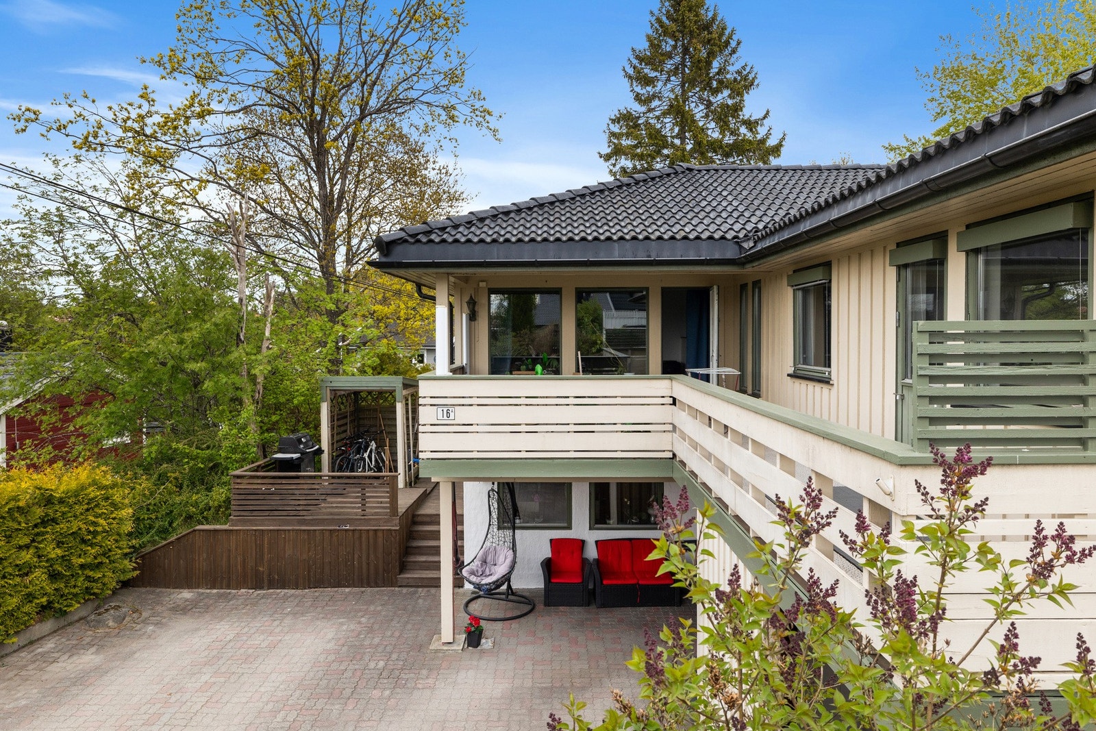 Også hybelen har egen inngang utenfra, men den har i tillegg innvendig adkomst fra hoveddelen og er således å regne som "del av egen bolig" og kan fritt leies ut. Galleribilde