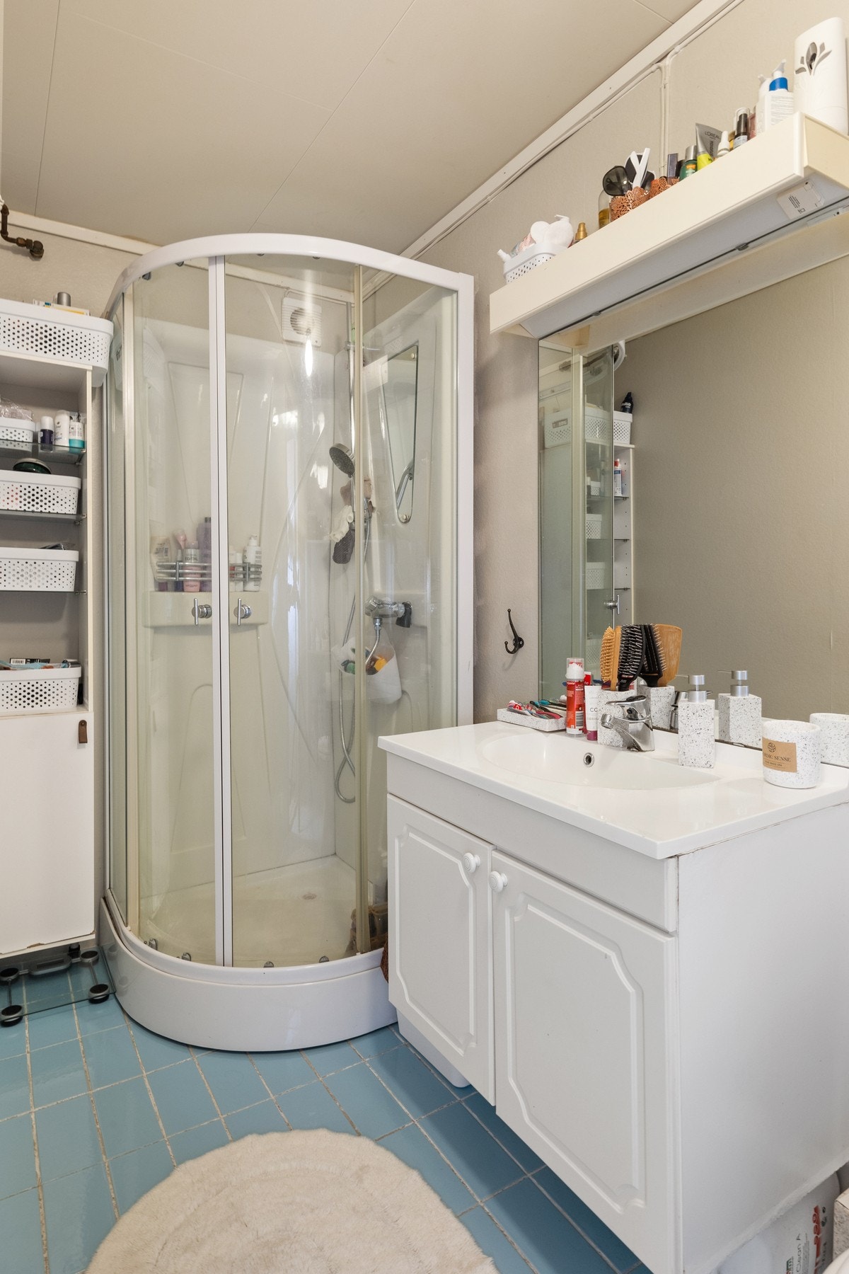 Badet i leiligheten består av servant med innredning, dusjkabinett og gulvklosett. Galleribilde