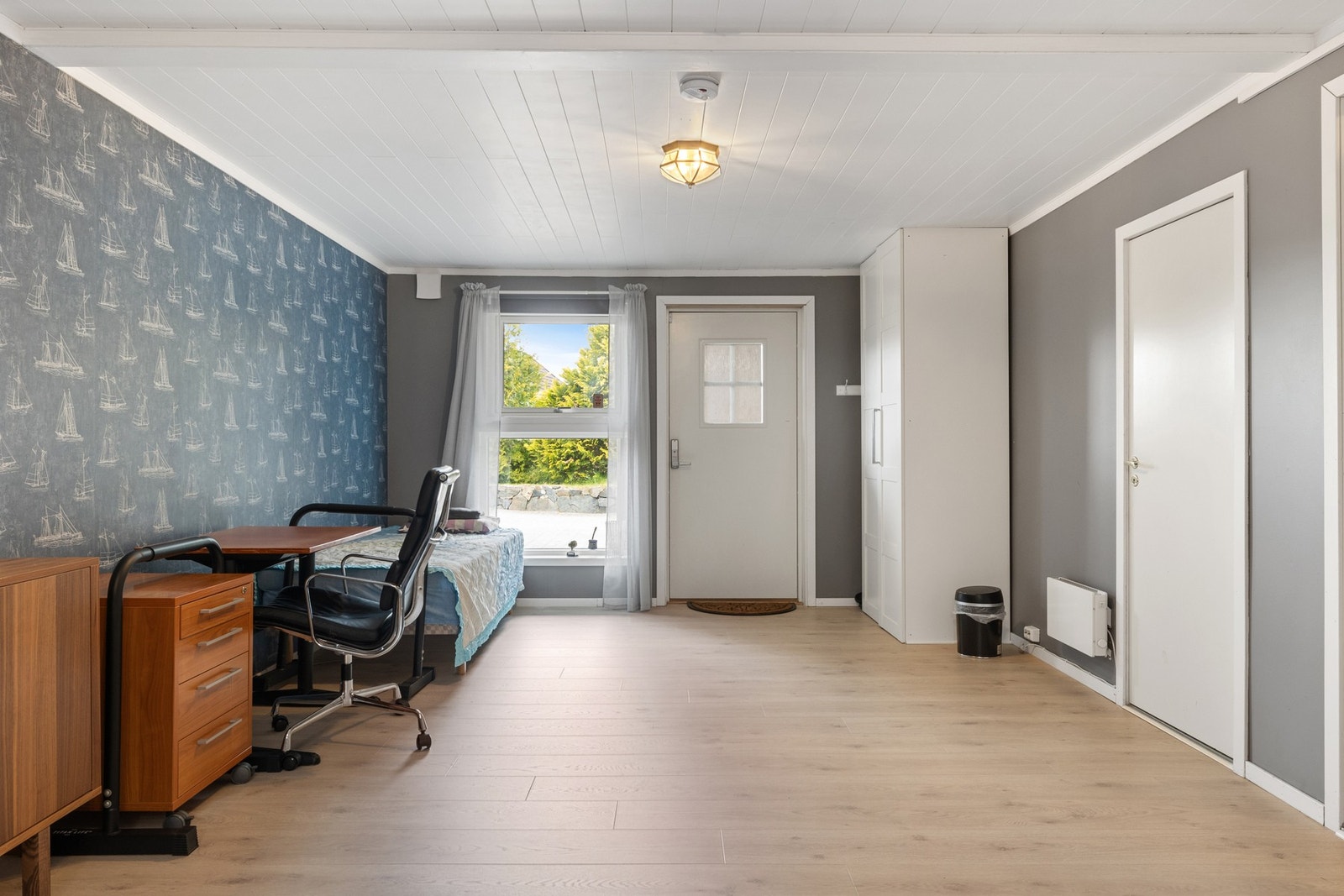 Hybelen består av ett oppholdsrom med kjøkken, bad og bod. Galleribilde